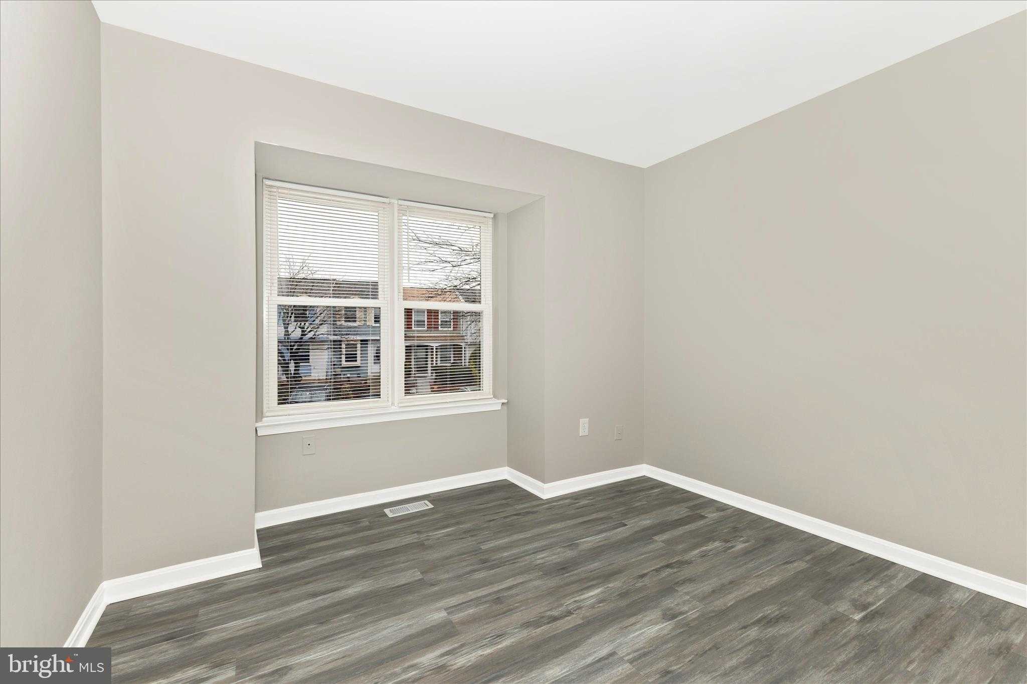 2861 Shepperton Ter photo 22