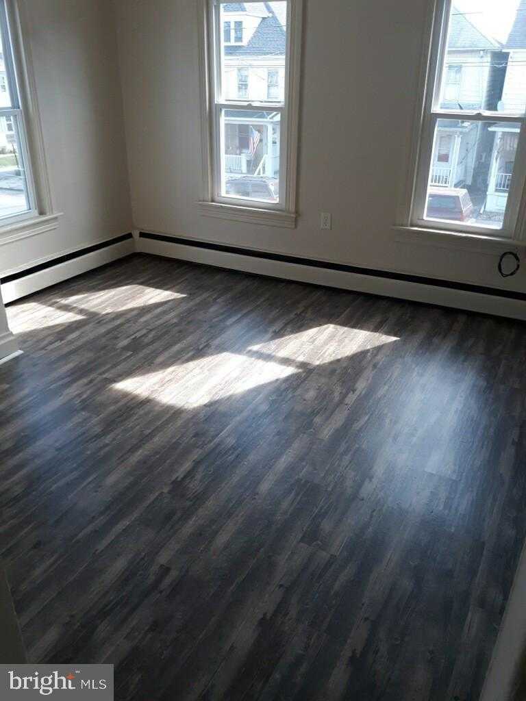 624 E Middle St photo 14