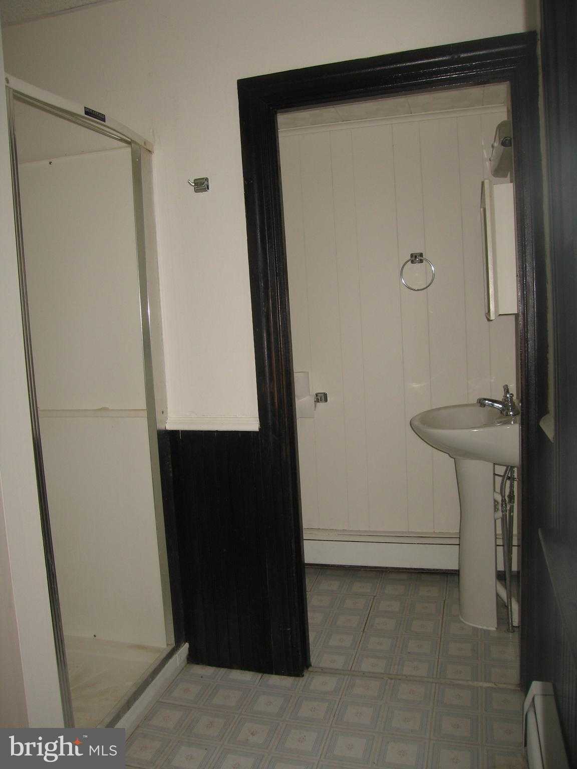 624 E Middle St photo 3