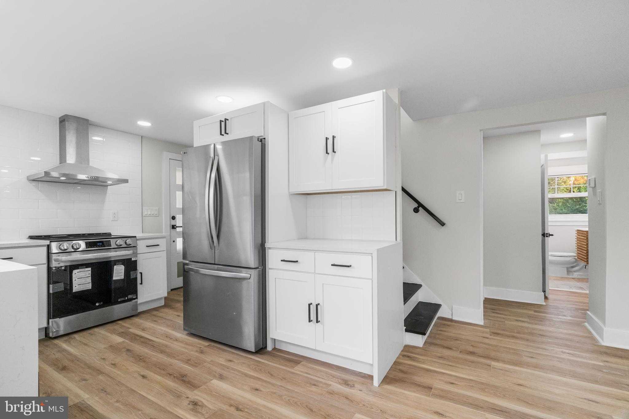 817 Beach St photo 11