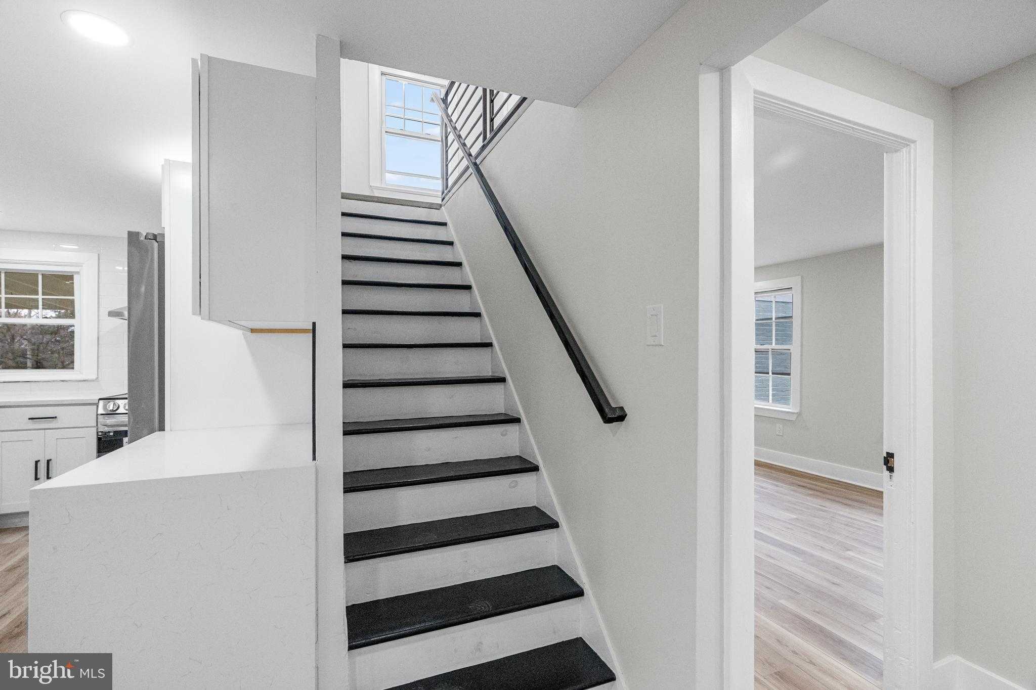 817 Beach St photo 17