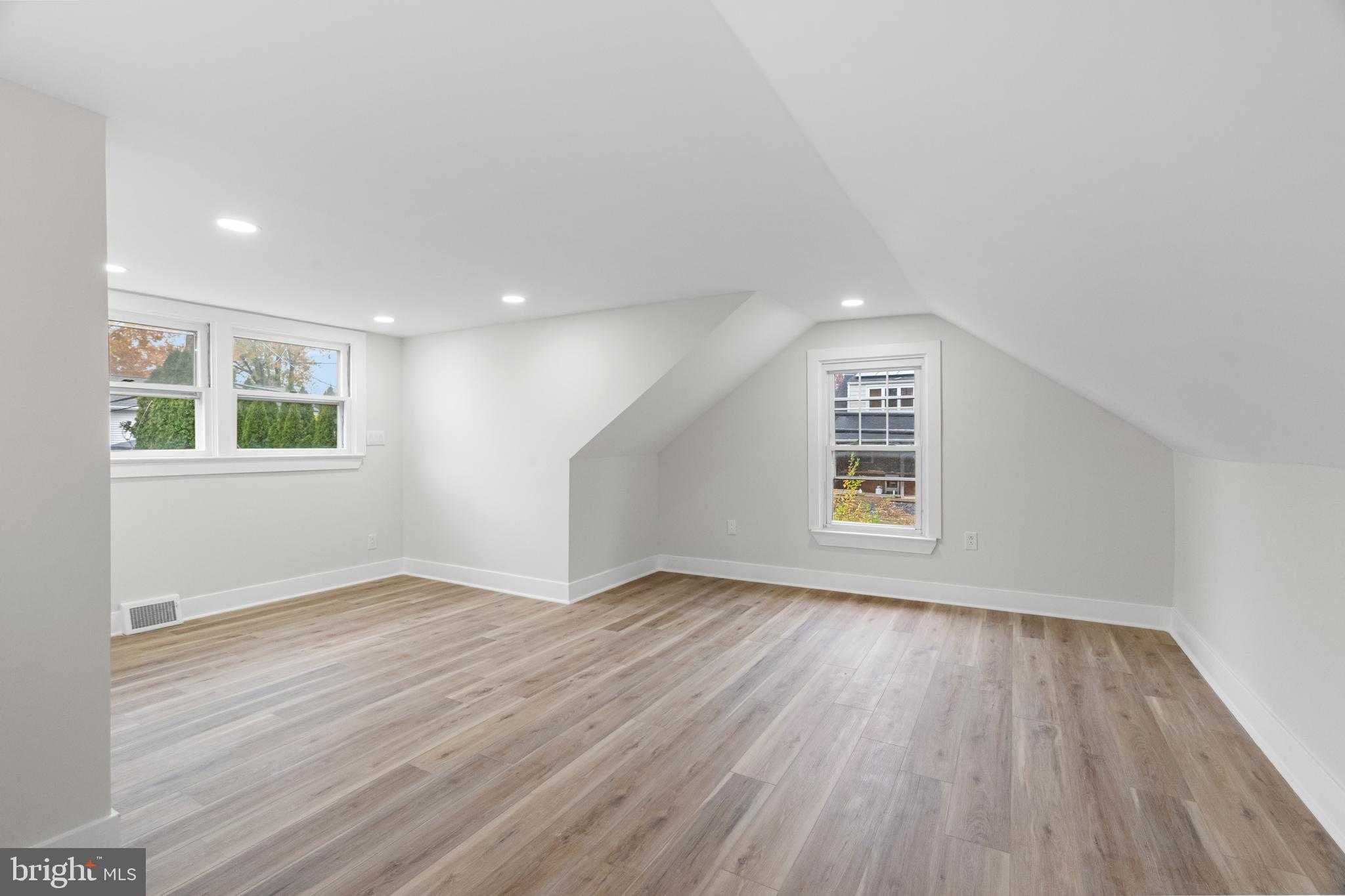 817 Beach St photo 21