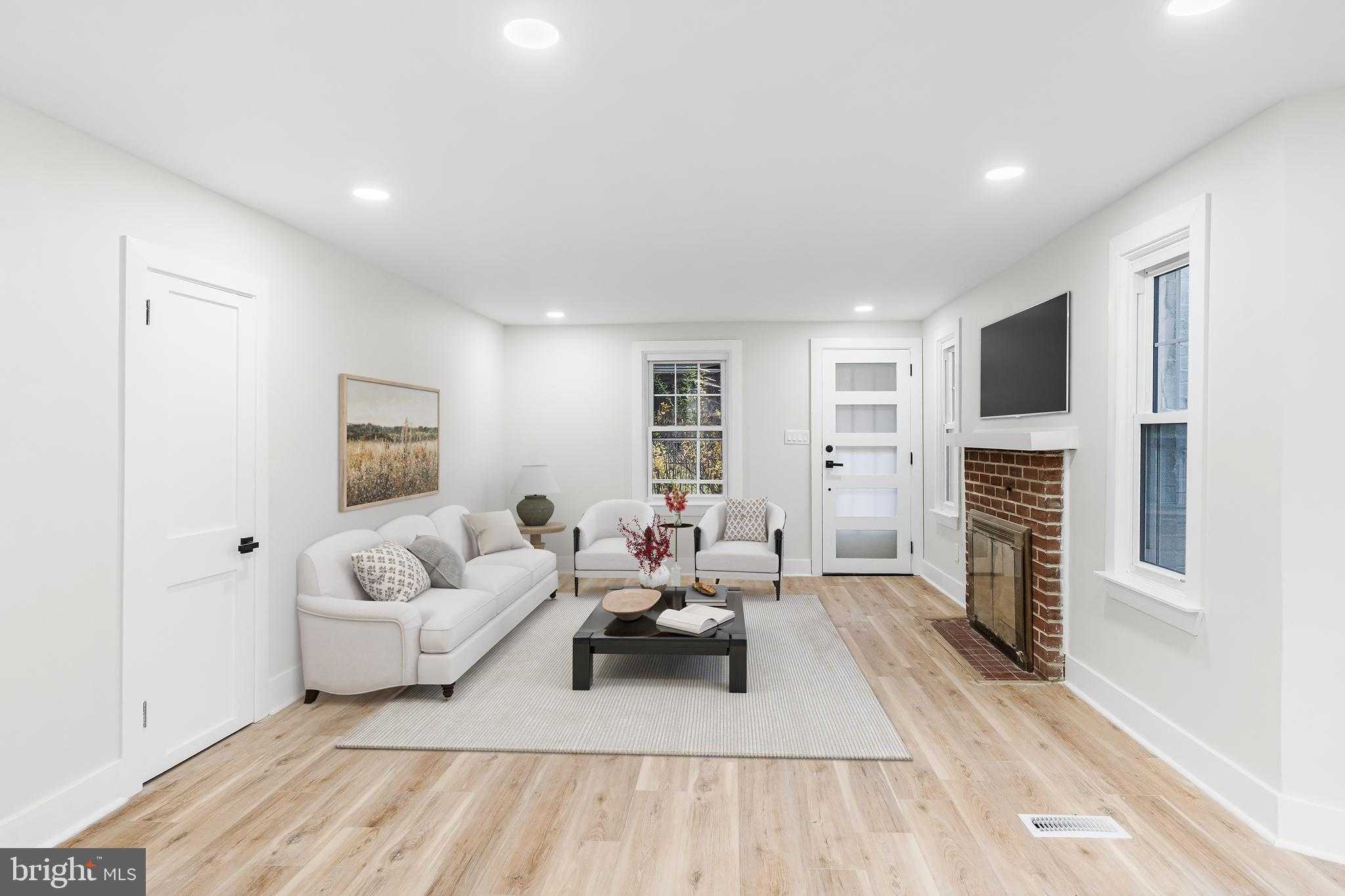 817 Beach St photo 3