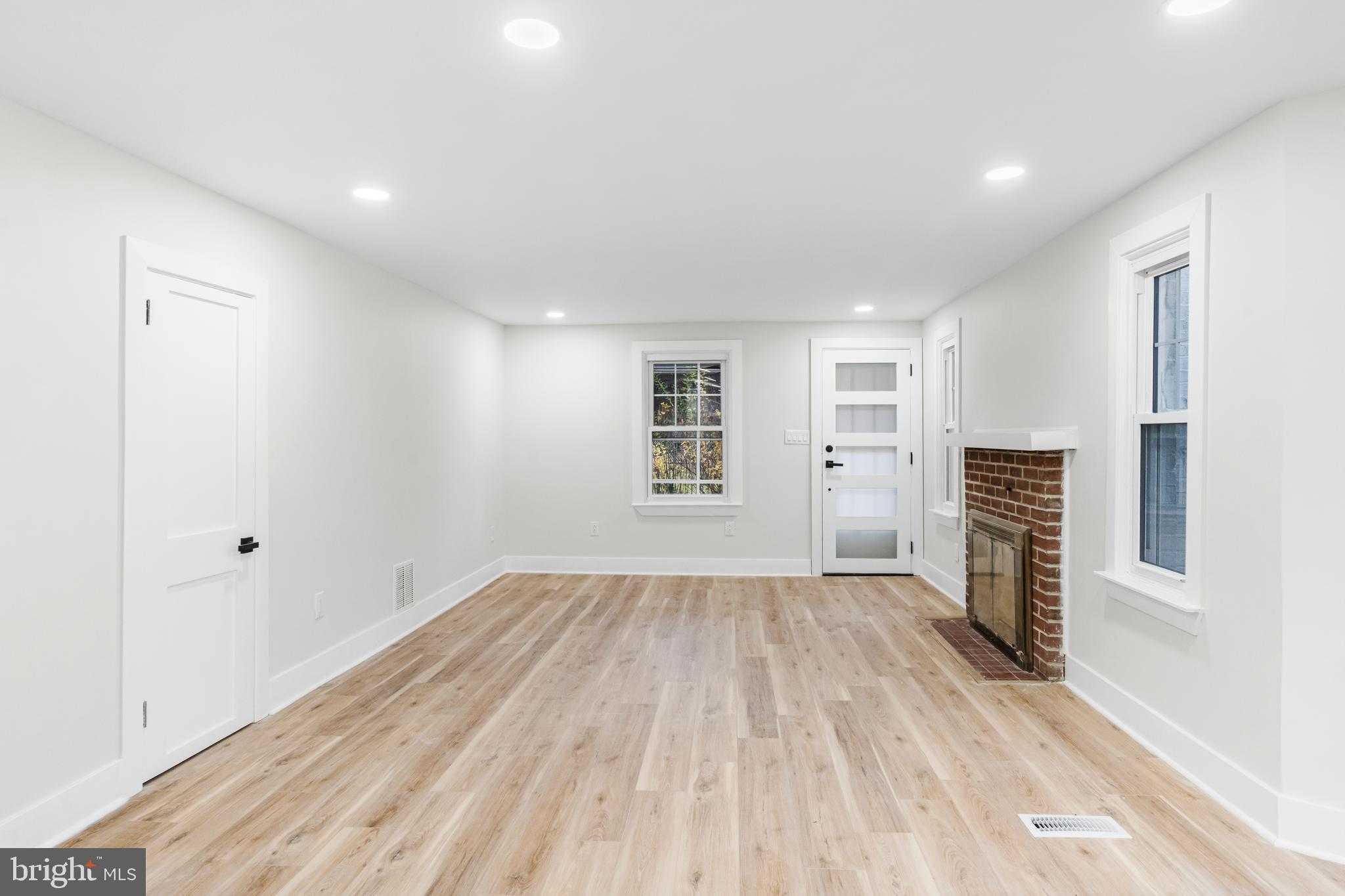 817 Beach St photo 4