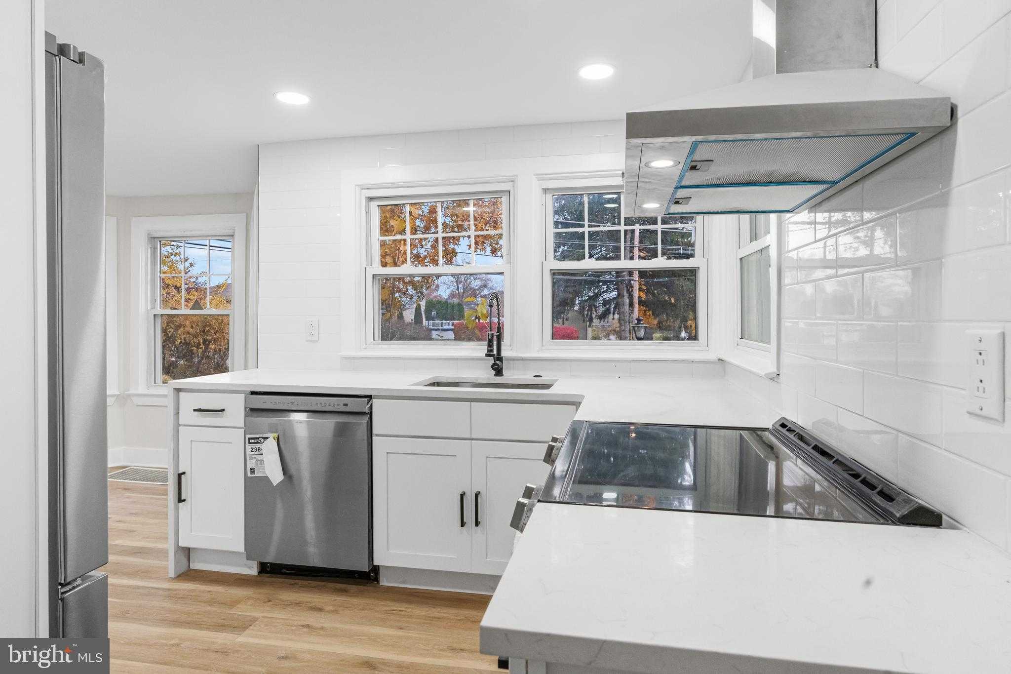 817 Beach St photo 9