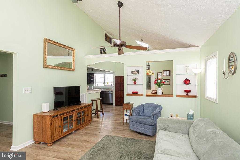 148 Jamestown Rd photo 3