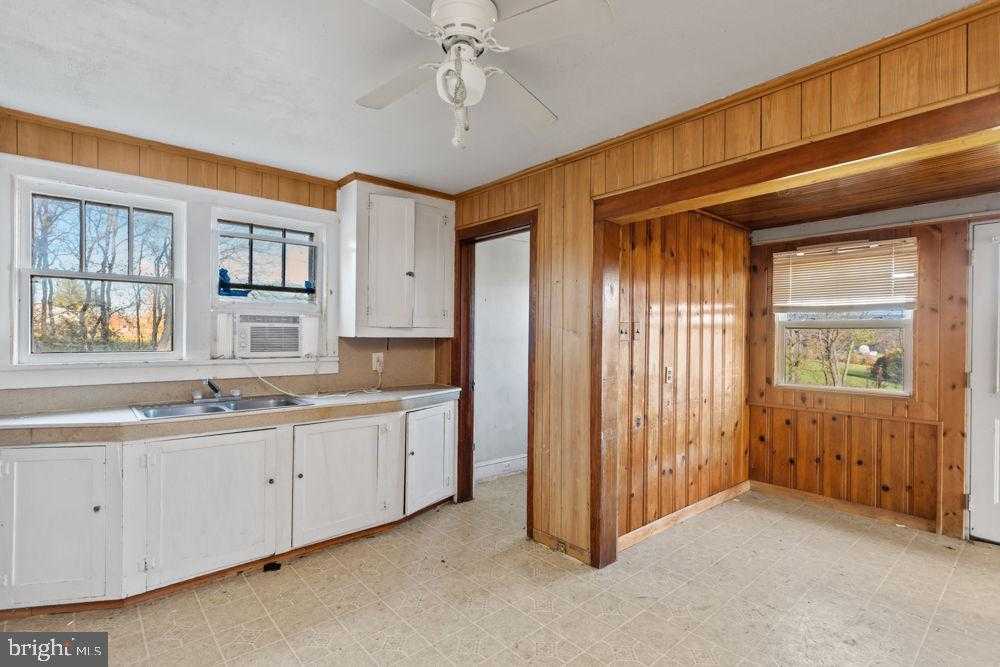 3190 Winsinger Dr photo 10