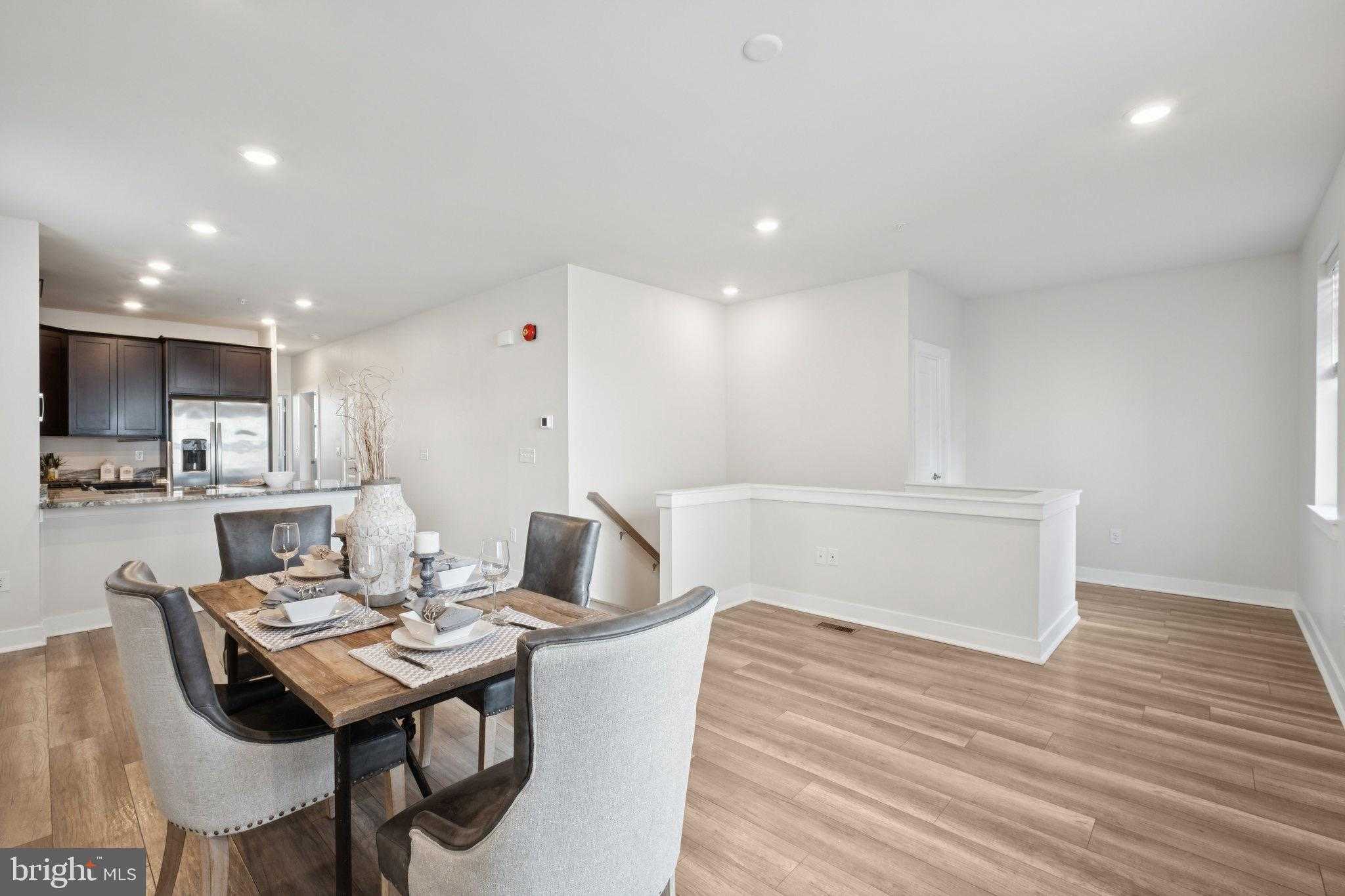 140A Gaslight Aly photo 11