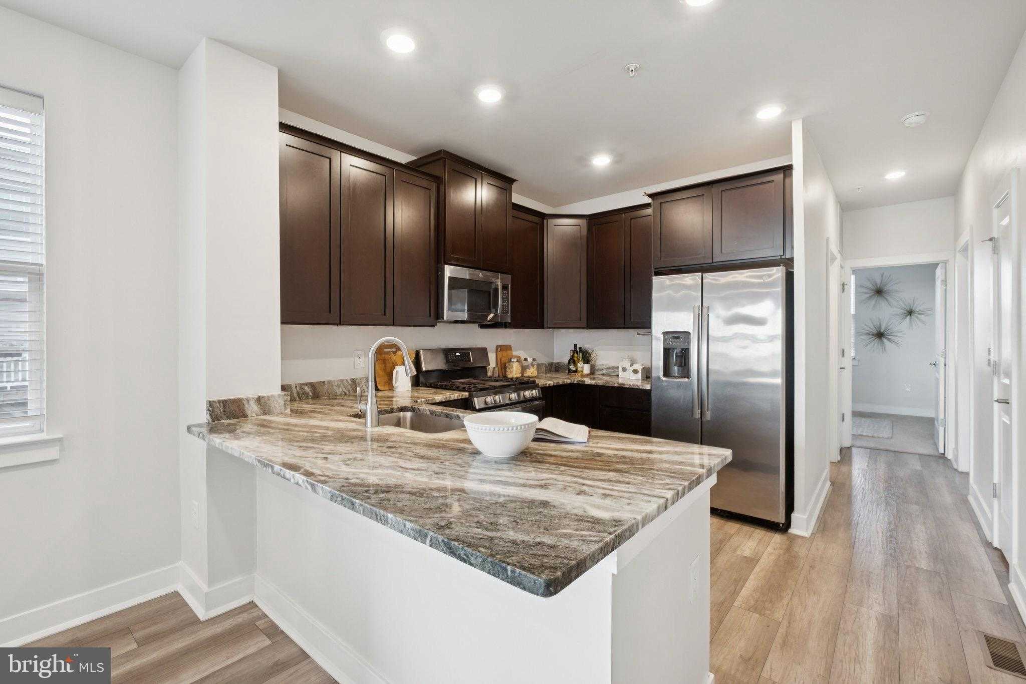 140A Gaslight Aly photo 16