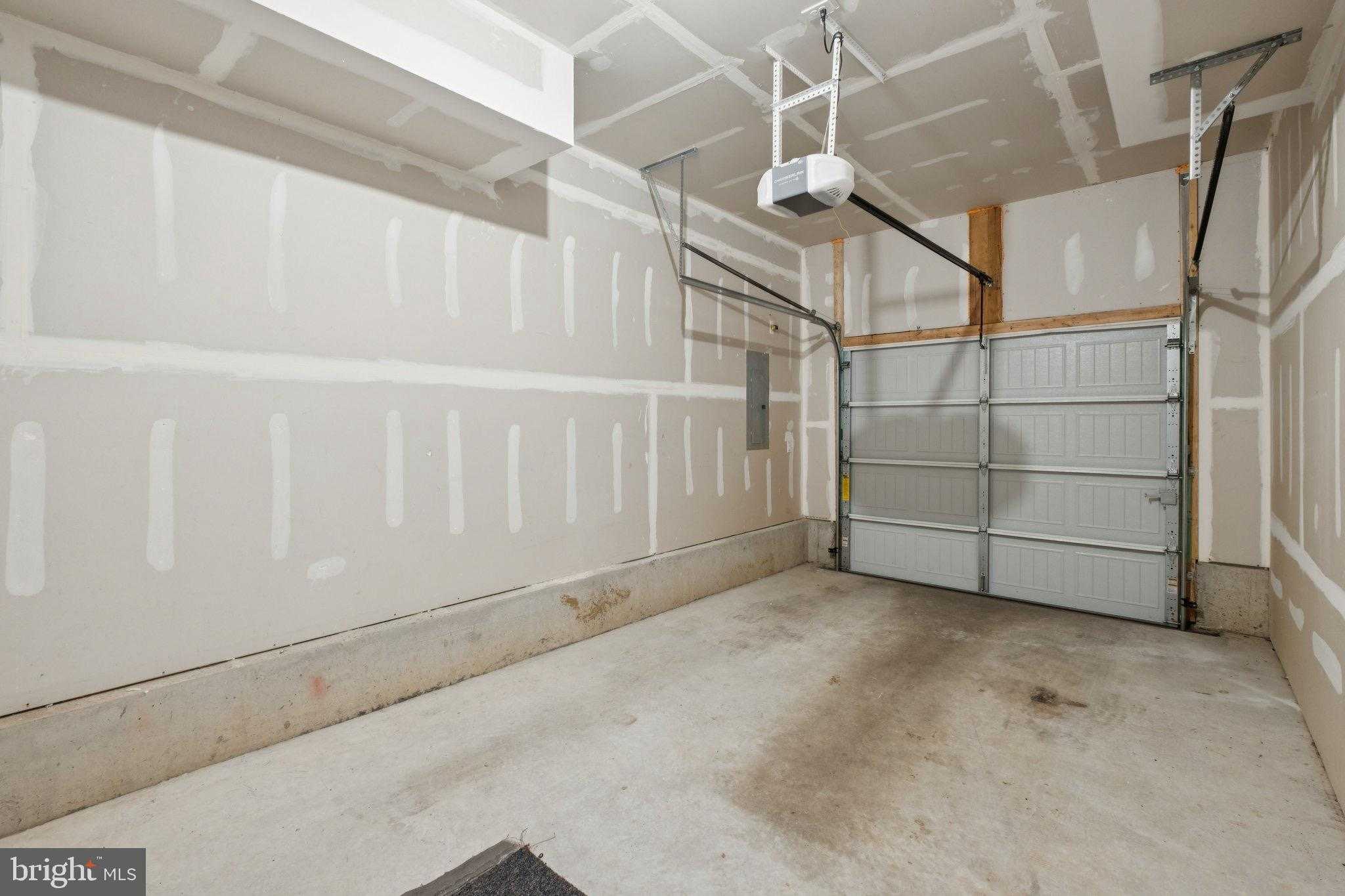 140A Gaslight Aly photo 25