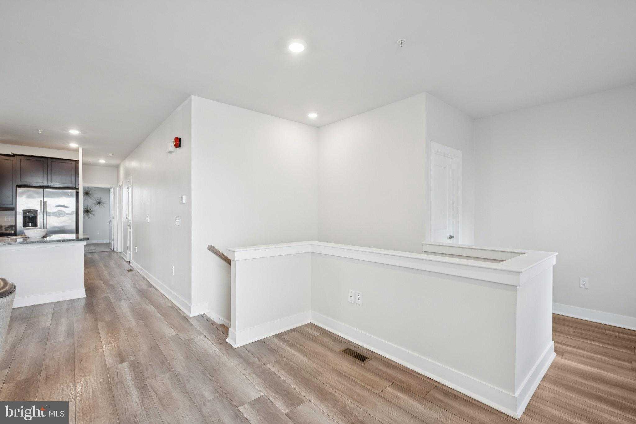 140A Gaslight Aly photo 8