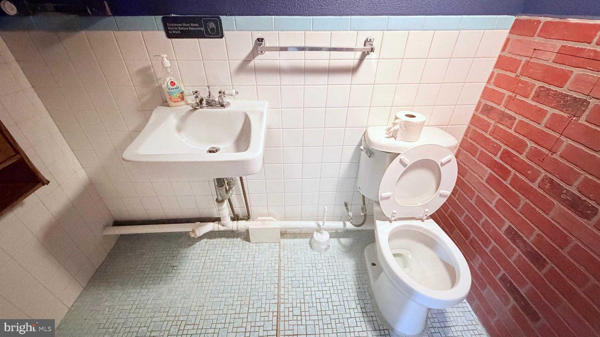 228 W Ontario St photo 17