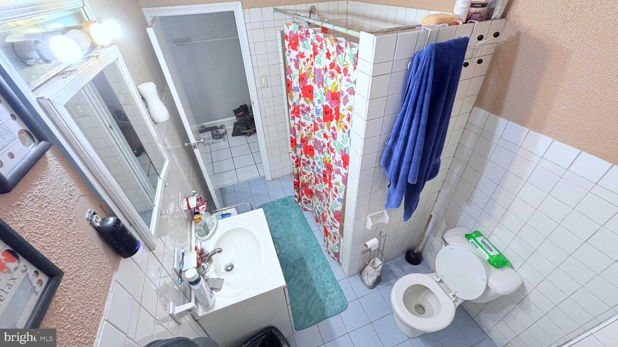 228 W Ontario St photo 45