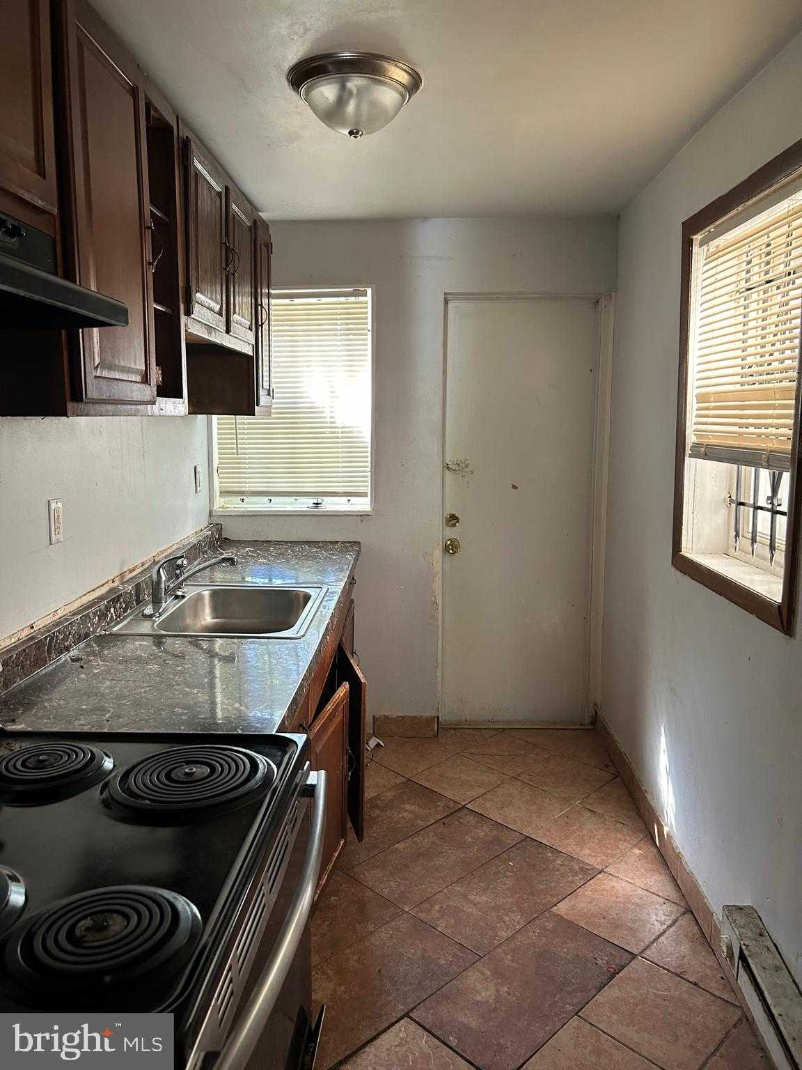 1850 E Madison St photo 7