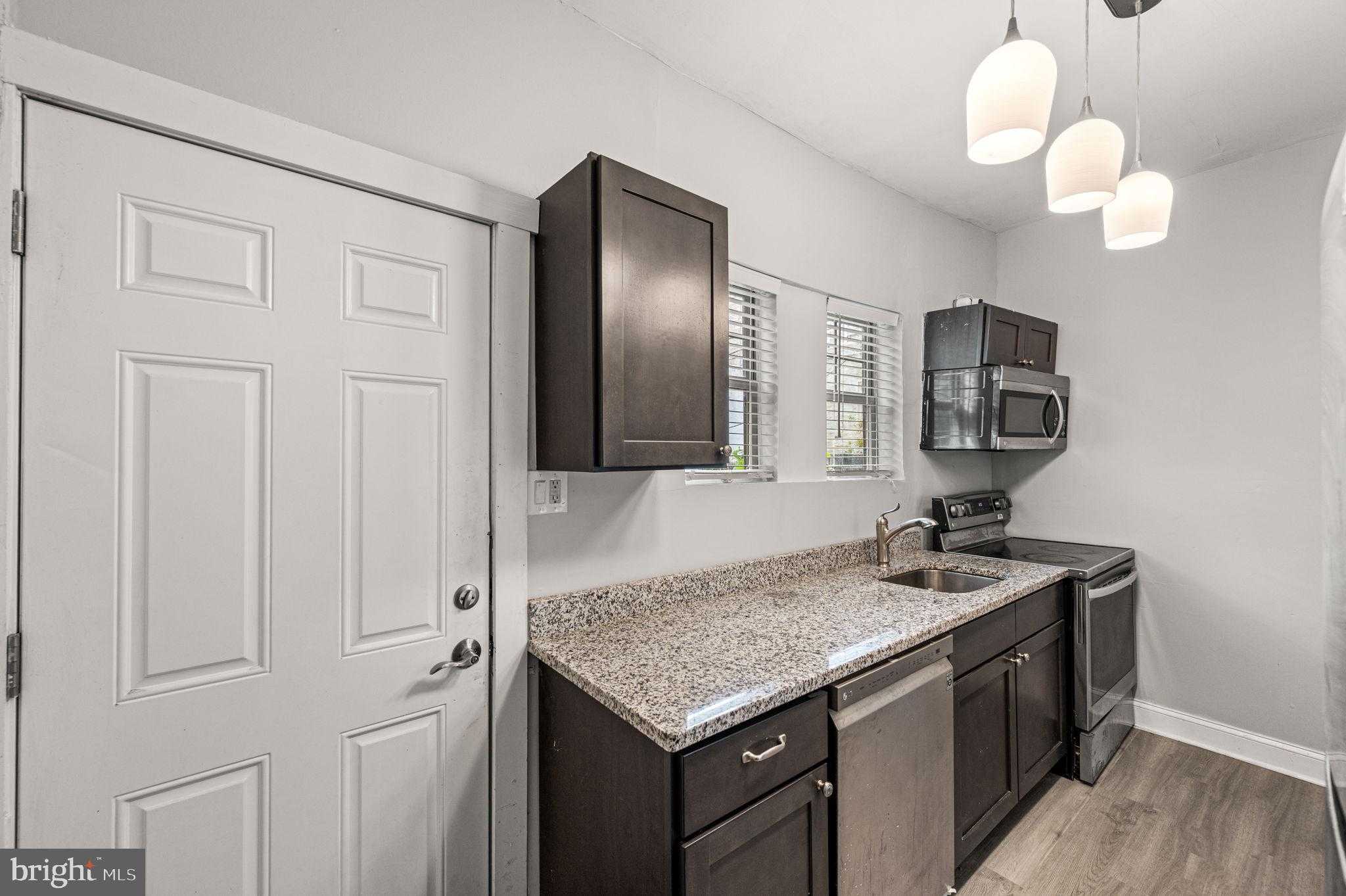 3103 N Croskey St photo 11