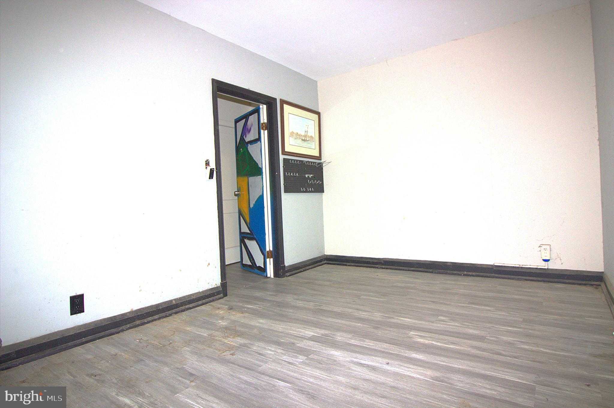 627 Tolna St photo 4