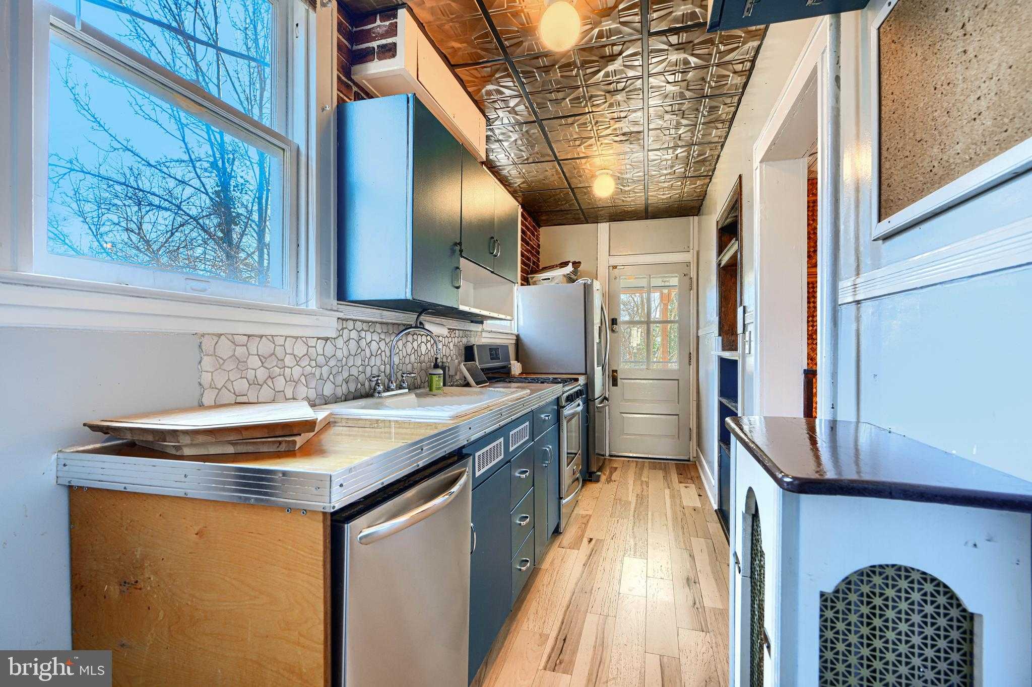 523 Rossiter Ave photo 16