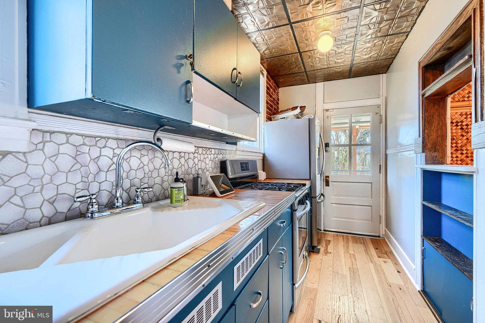 523 Rossiter Ave photo 18