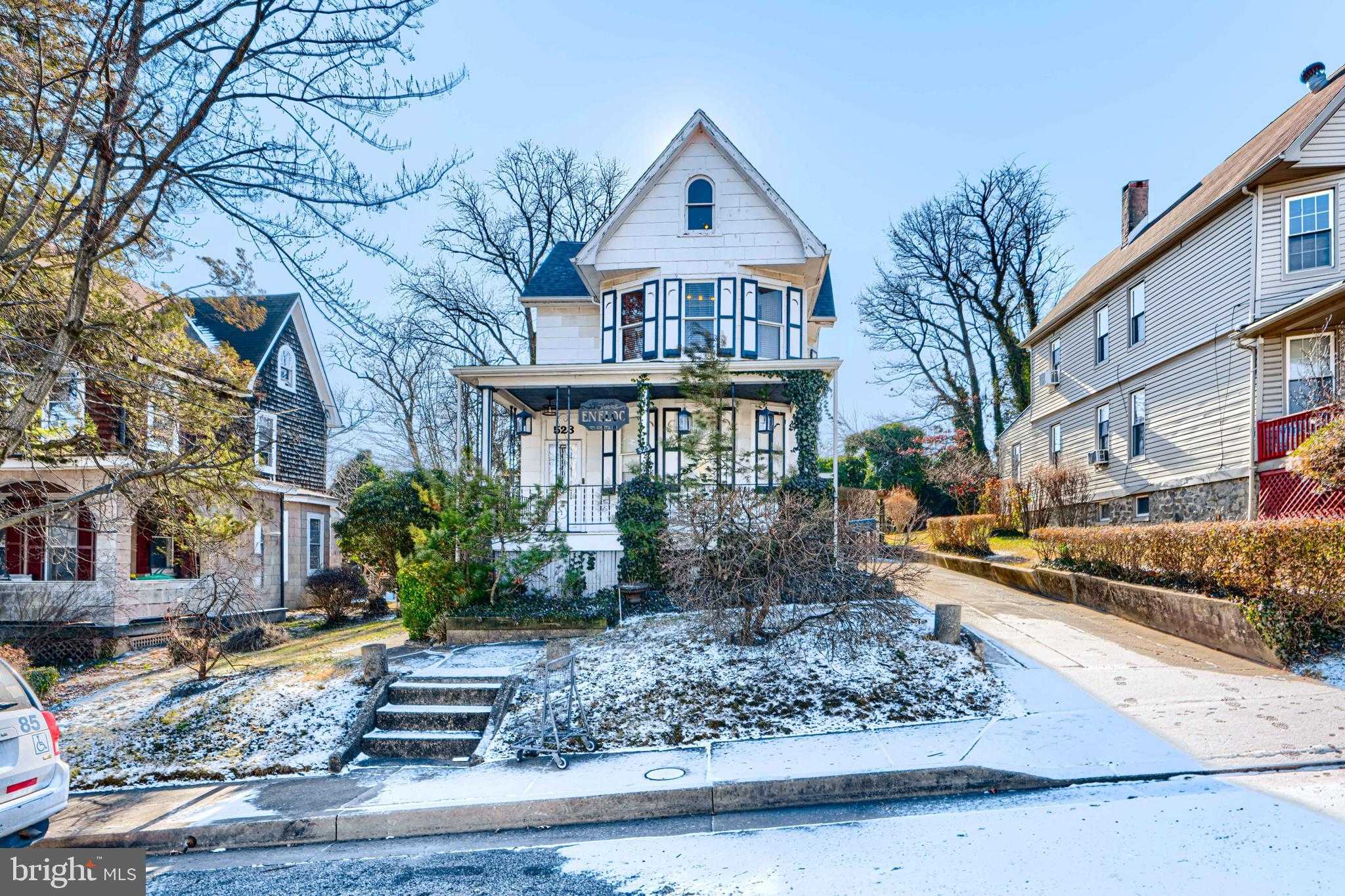 523 Rossiter Ave photo 2