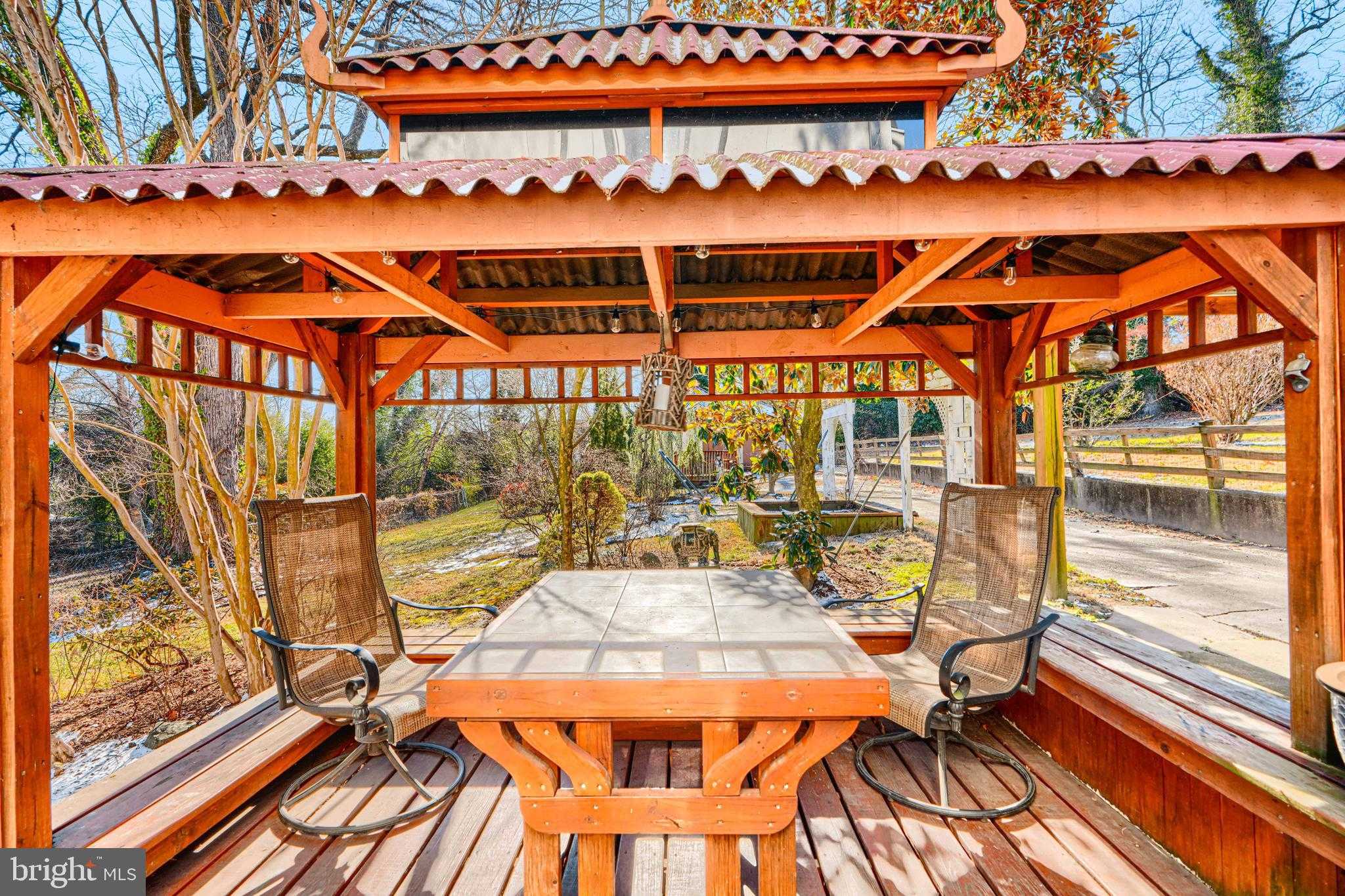 523 Rossiter Ave photo 52