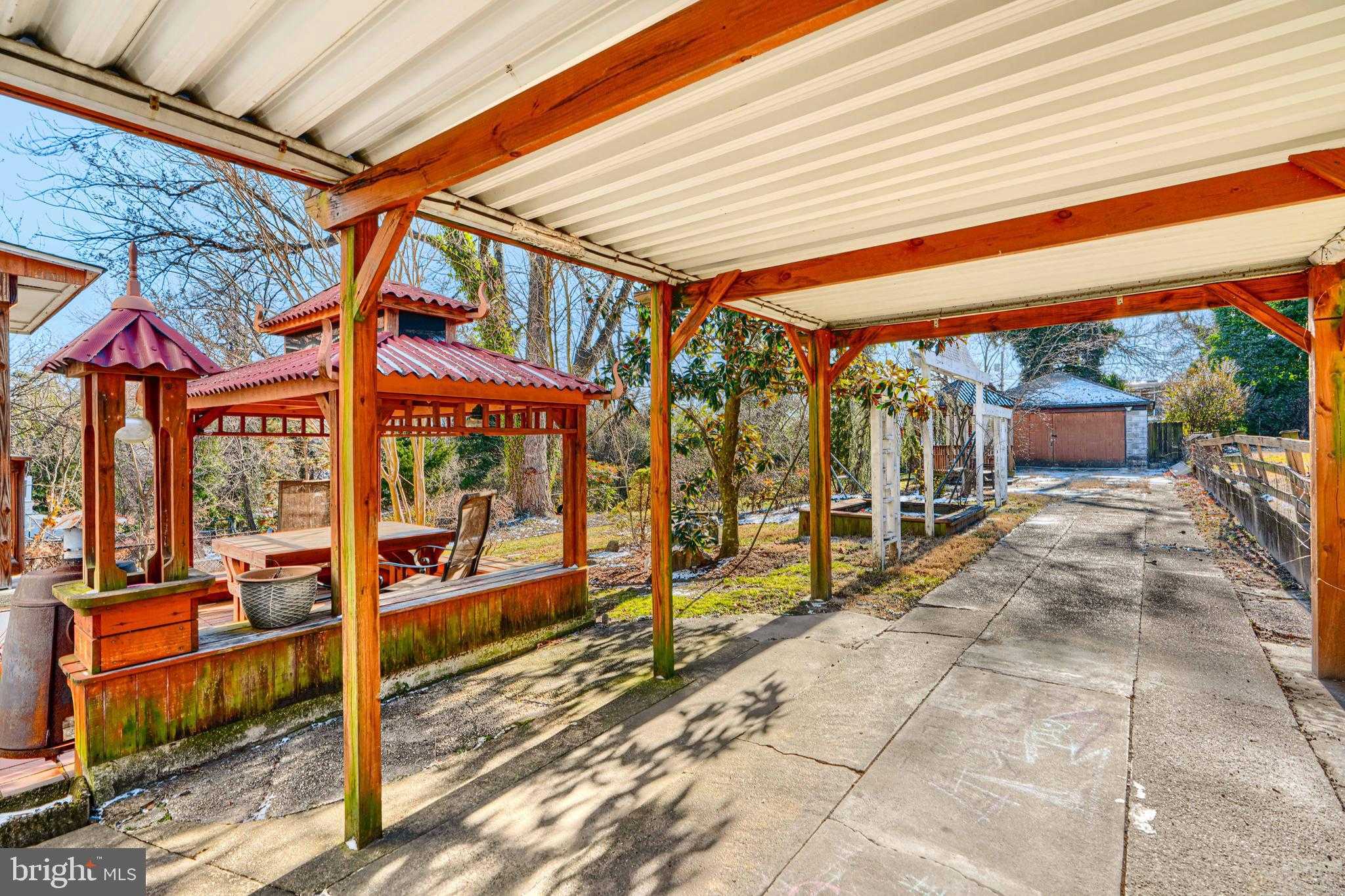 523 Rossiter Ave photo 55