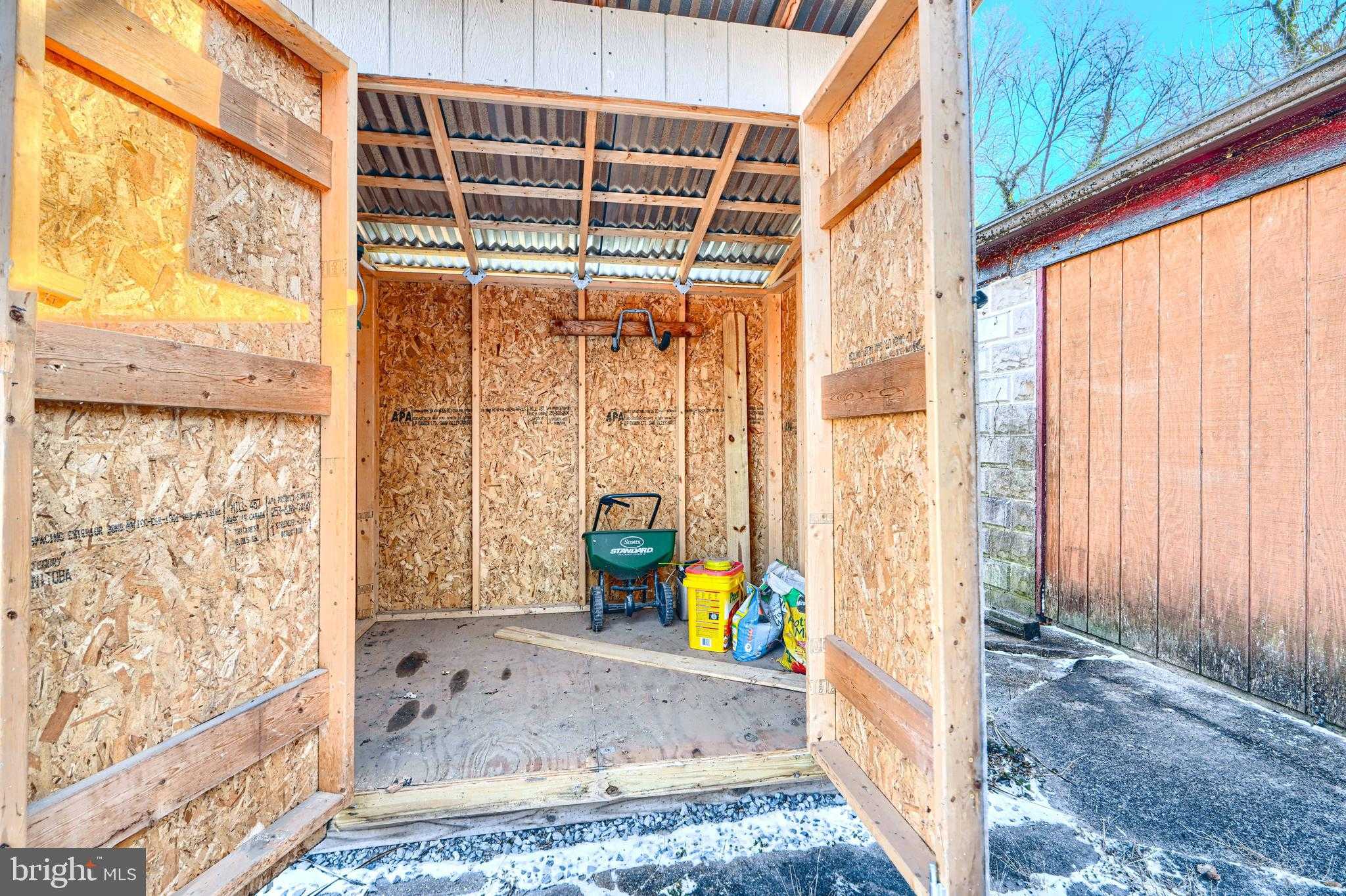 523 Rossiter Ave photo 66