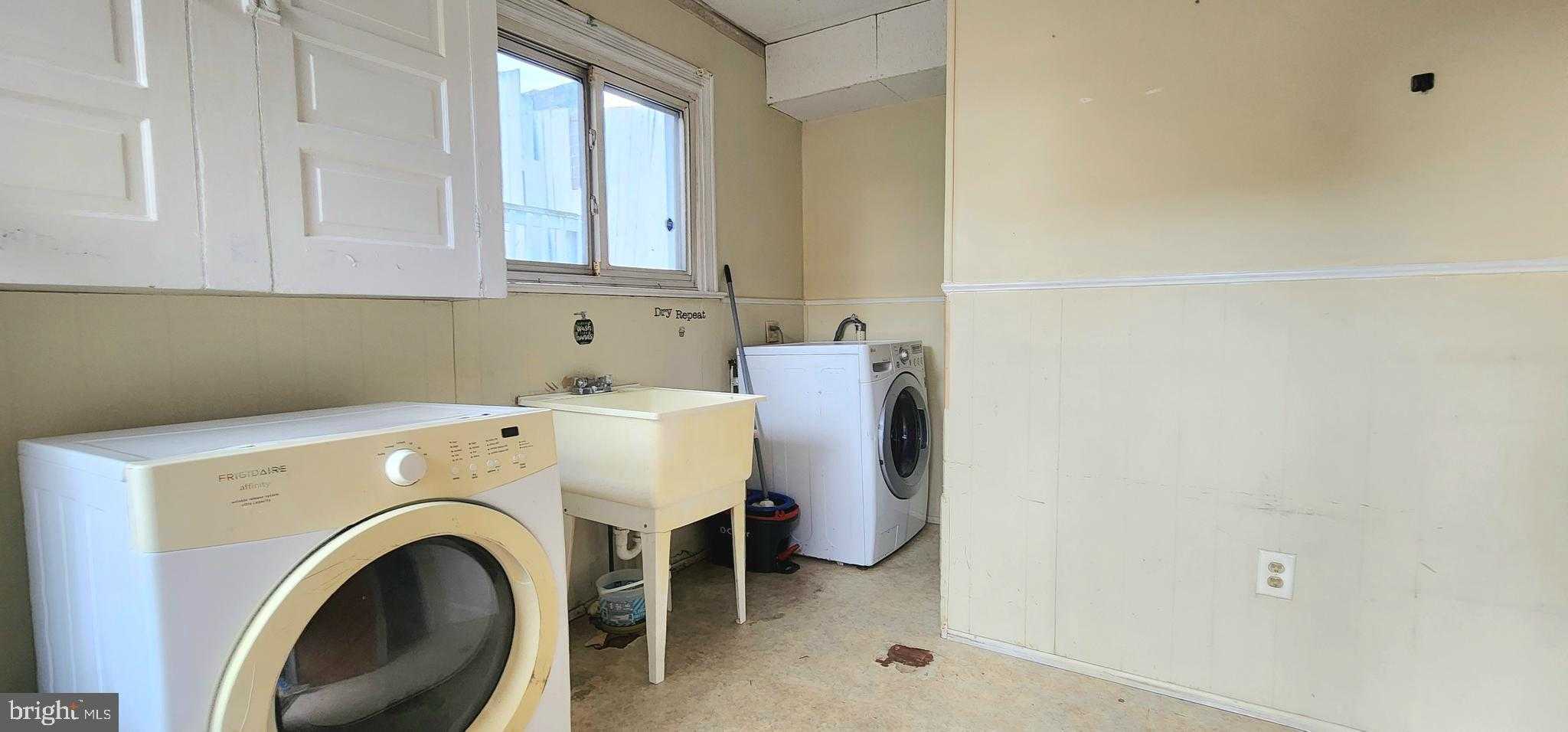 705 W Race St photo 10