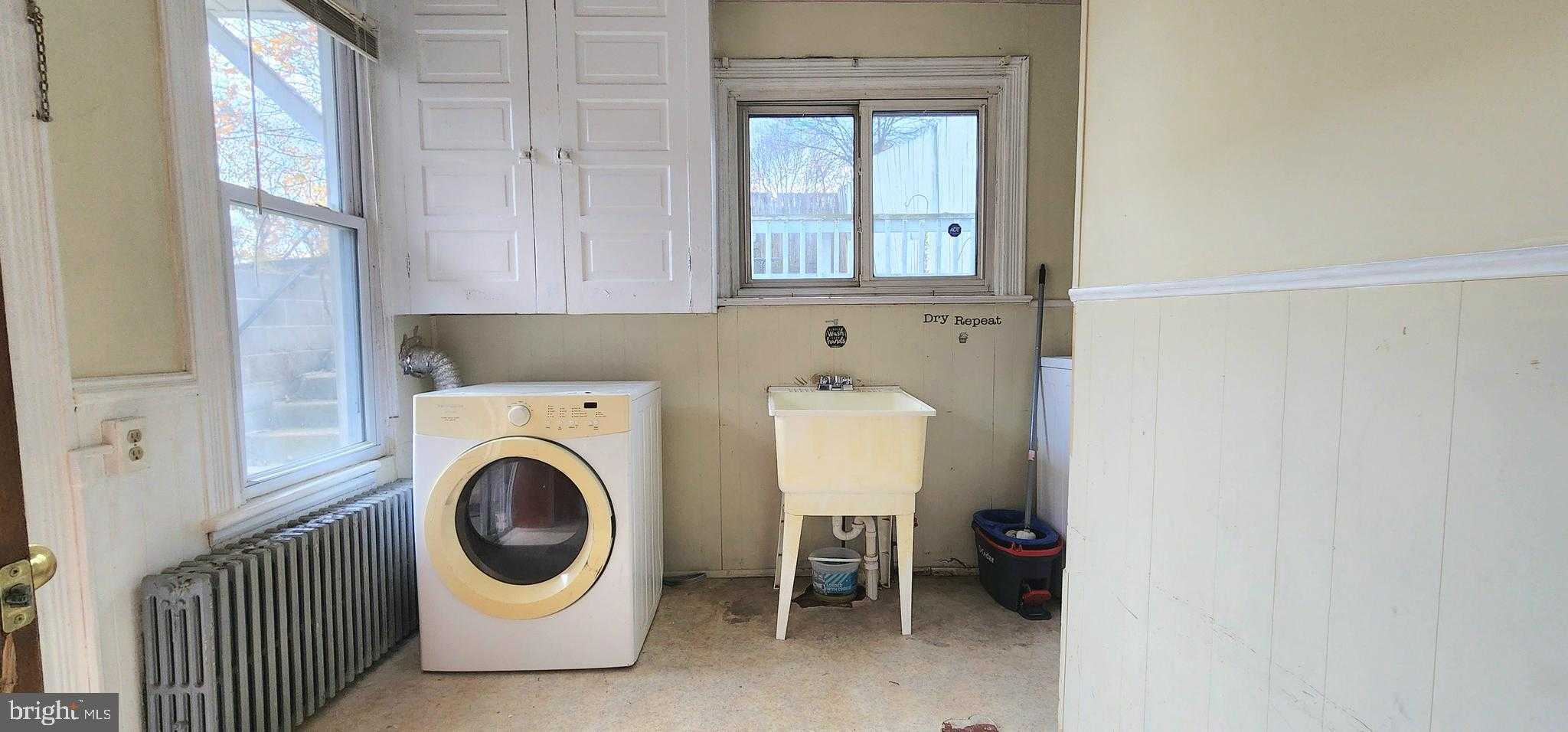 705 W Race St photo 11