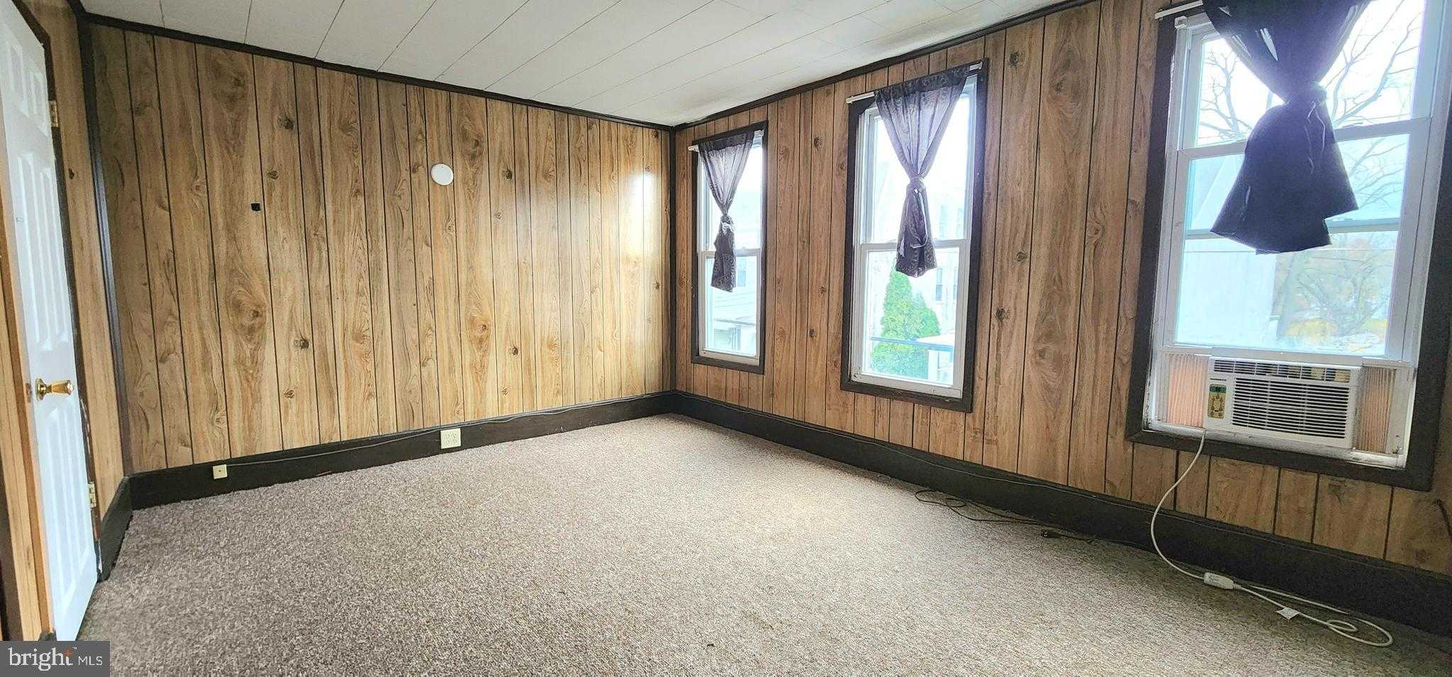 705 W Race St photo 15