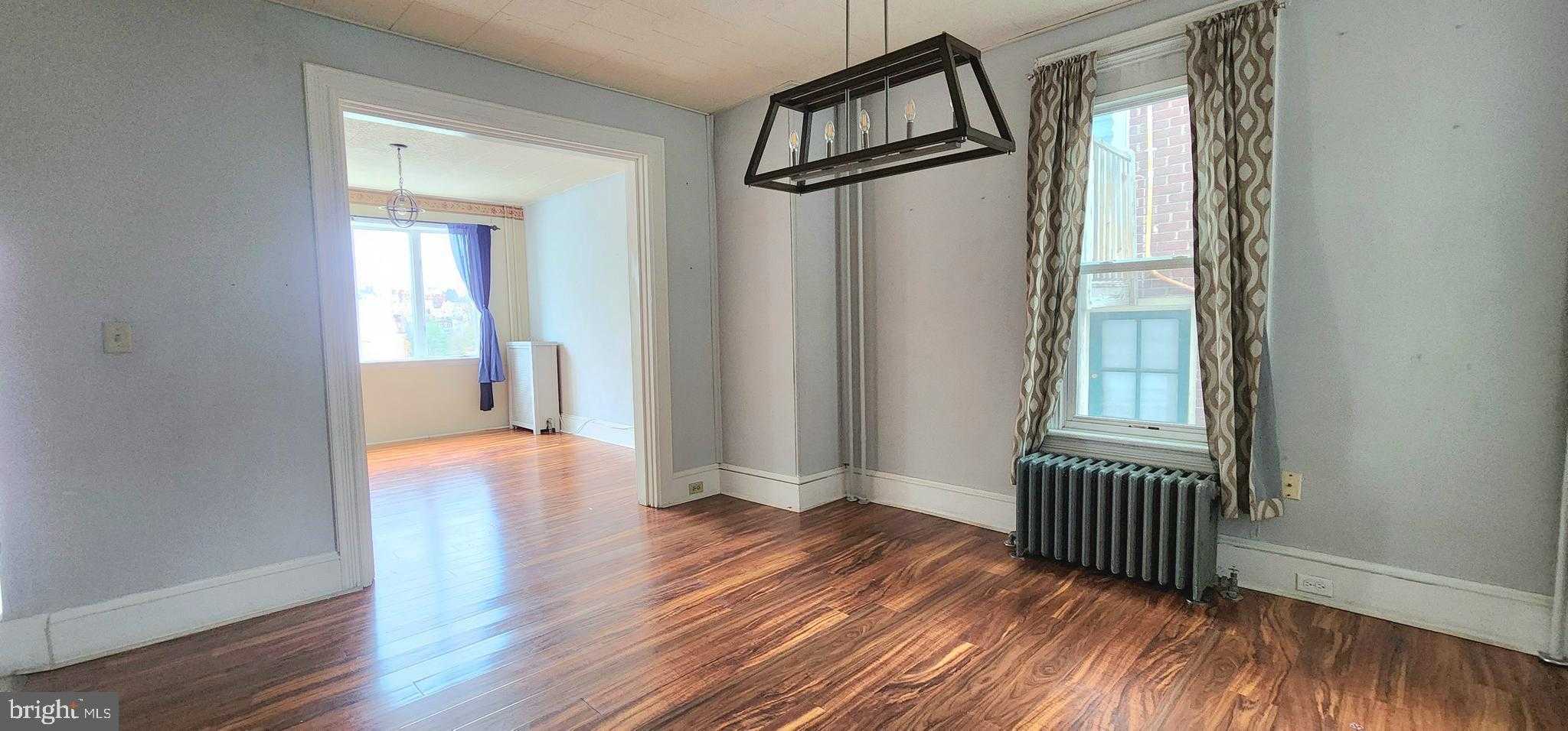 705 W Race St photo 5