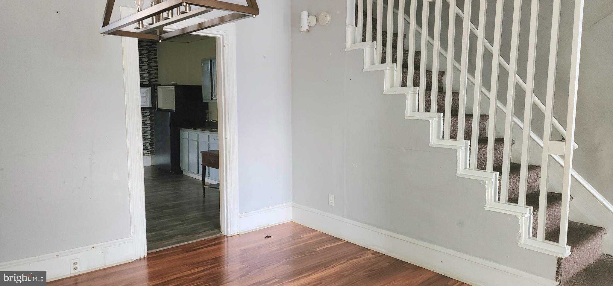 705 W Race St photo 6