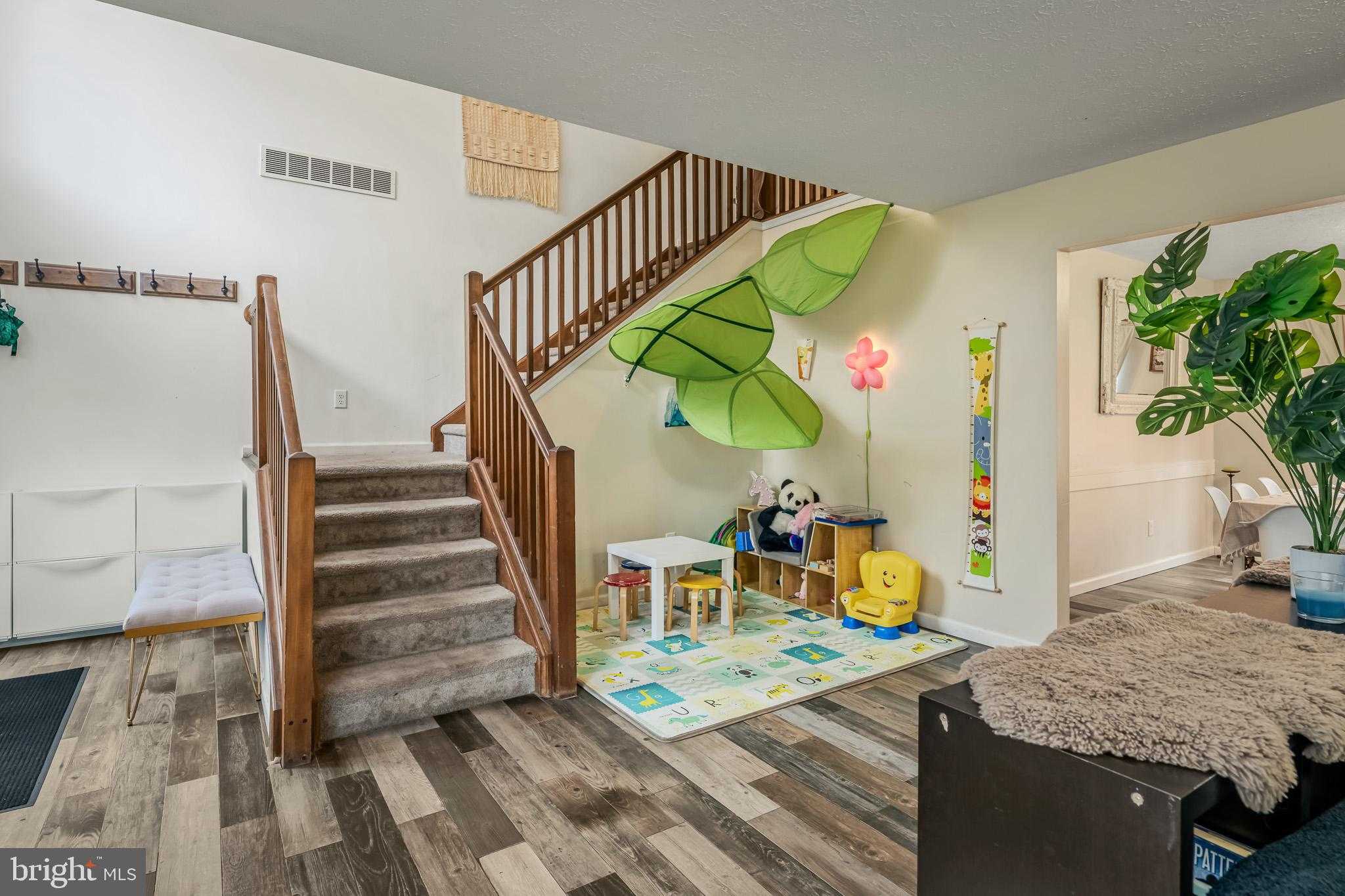 2127 Warwick Cir photo 4