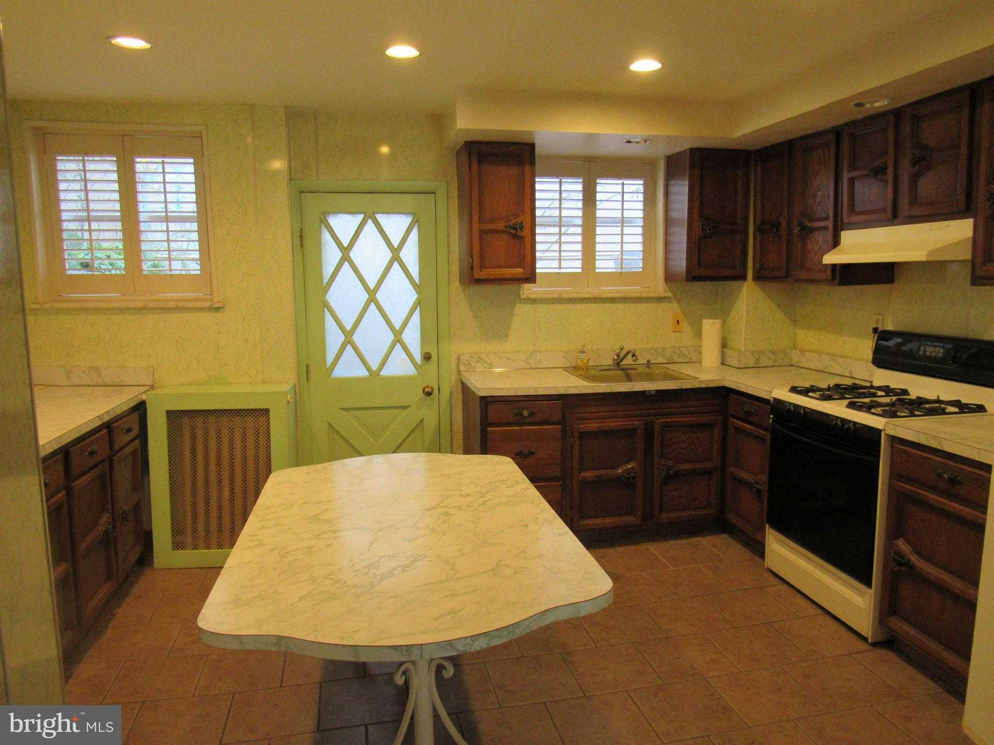 1033 Carpenter St photo 5