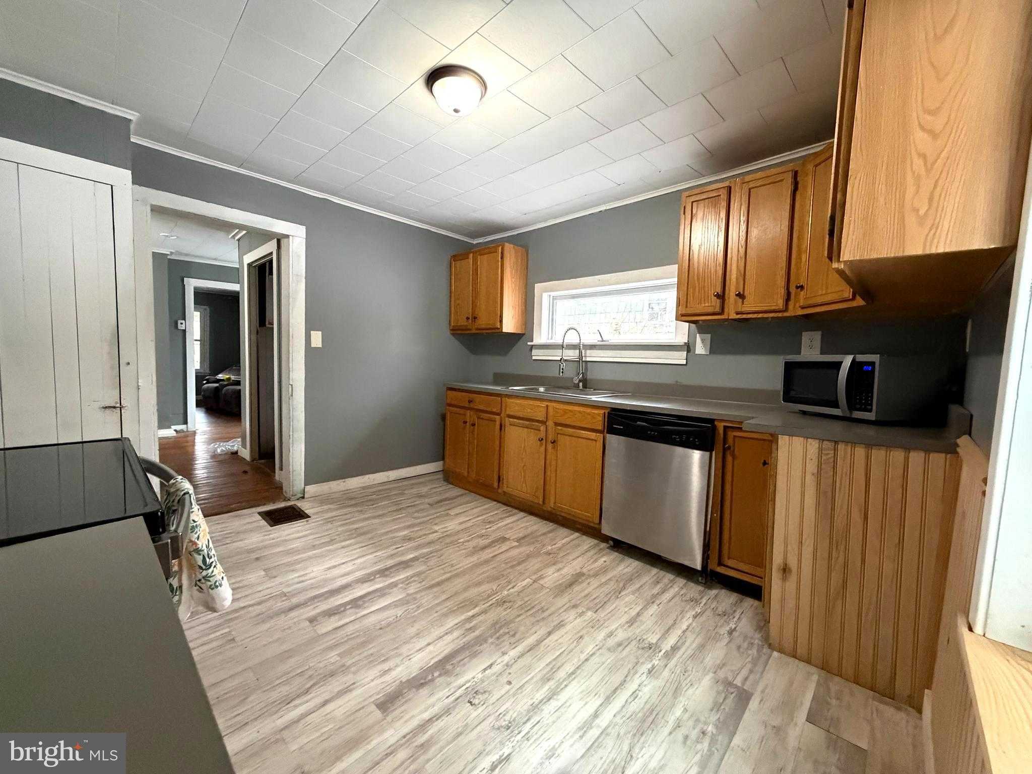 1356 Main St photo 3