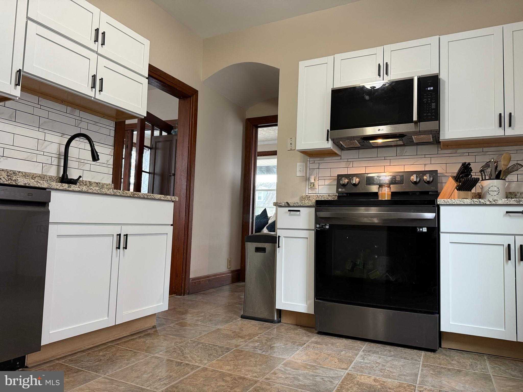 425 E Maple St photo 2