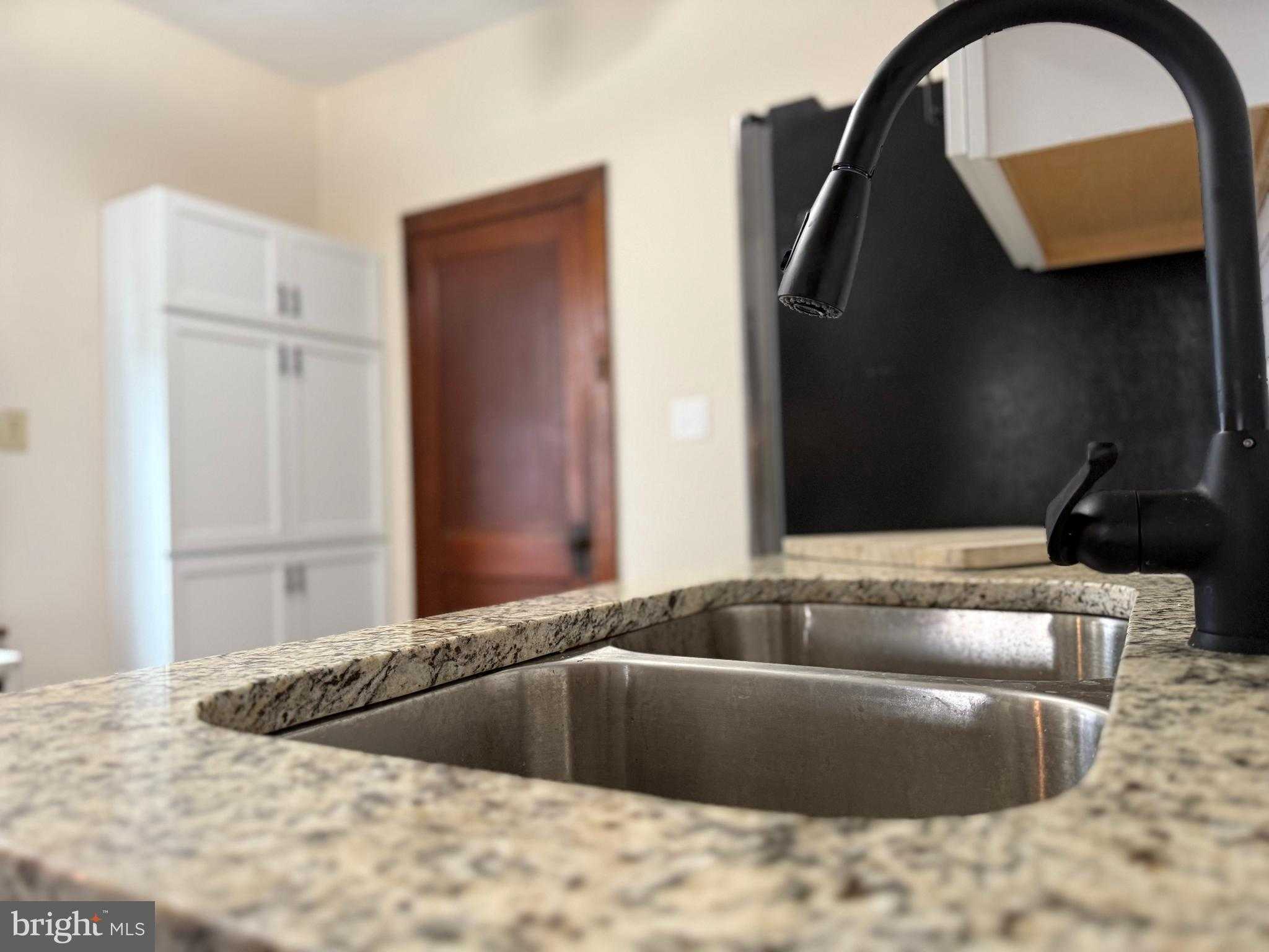 425 E Maple St photo 4