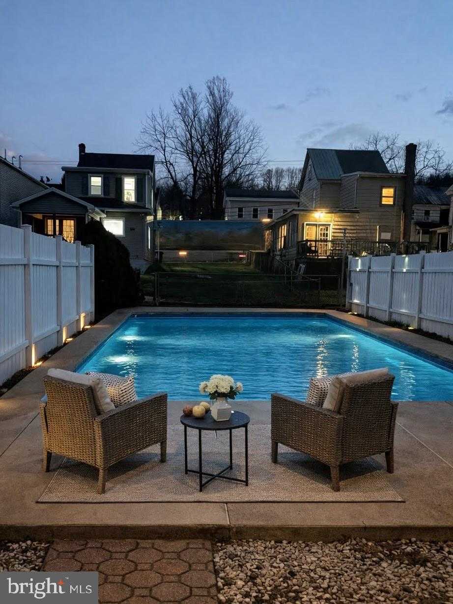 36 Chestnut St photo 2