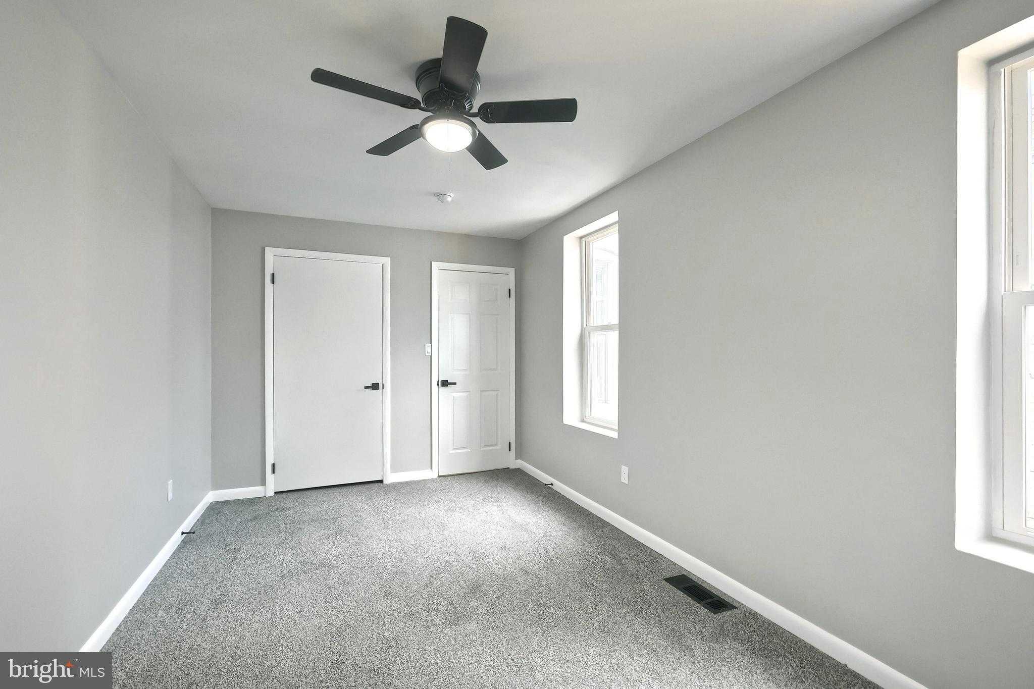 240 E King St photo 11