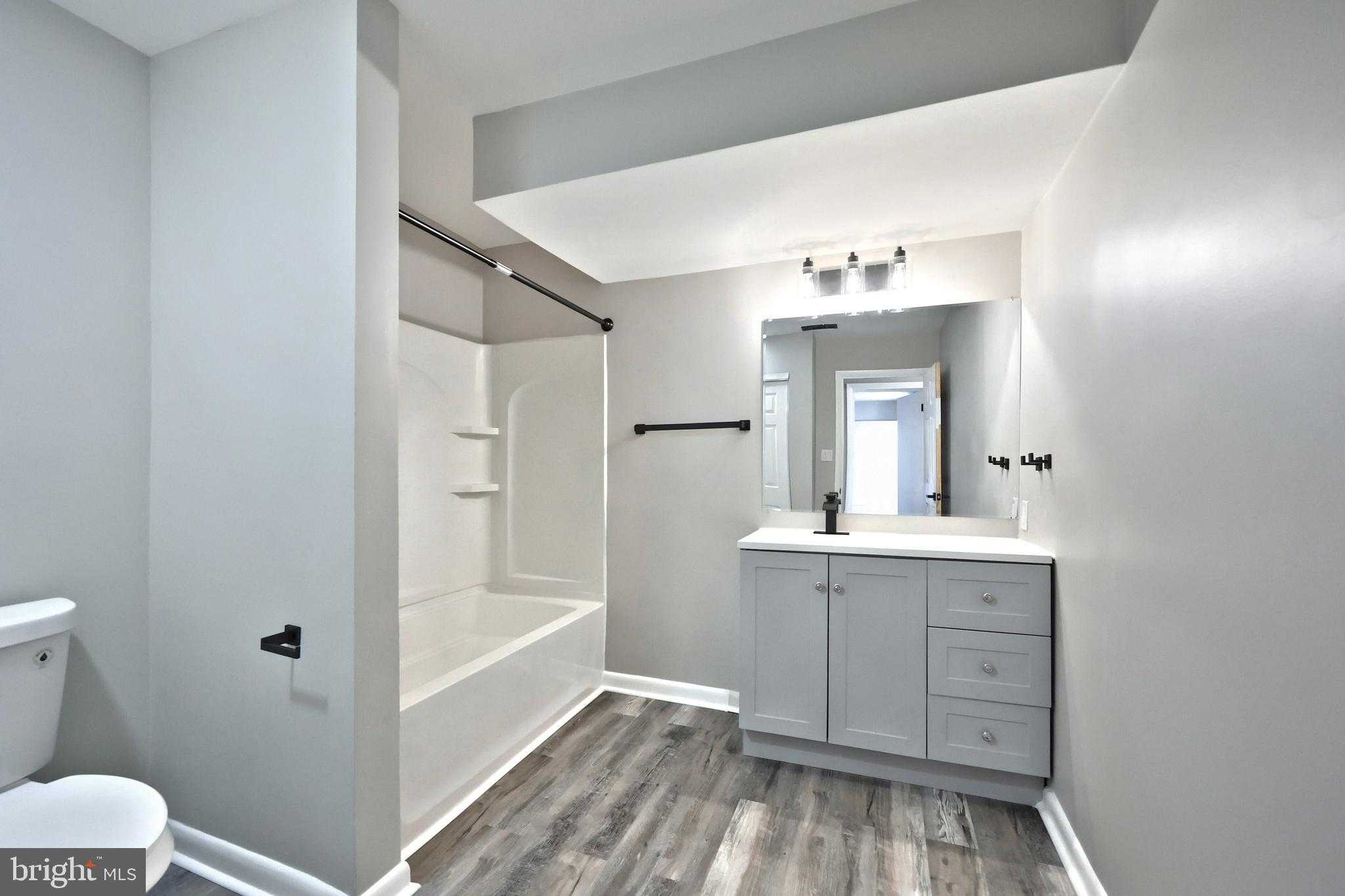 240 E King St photo 12