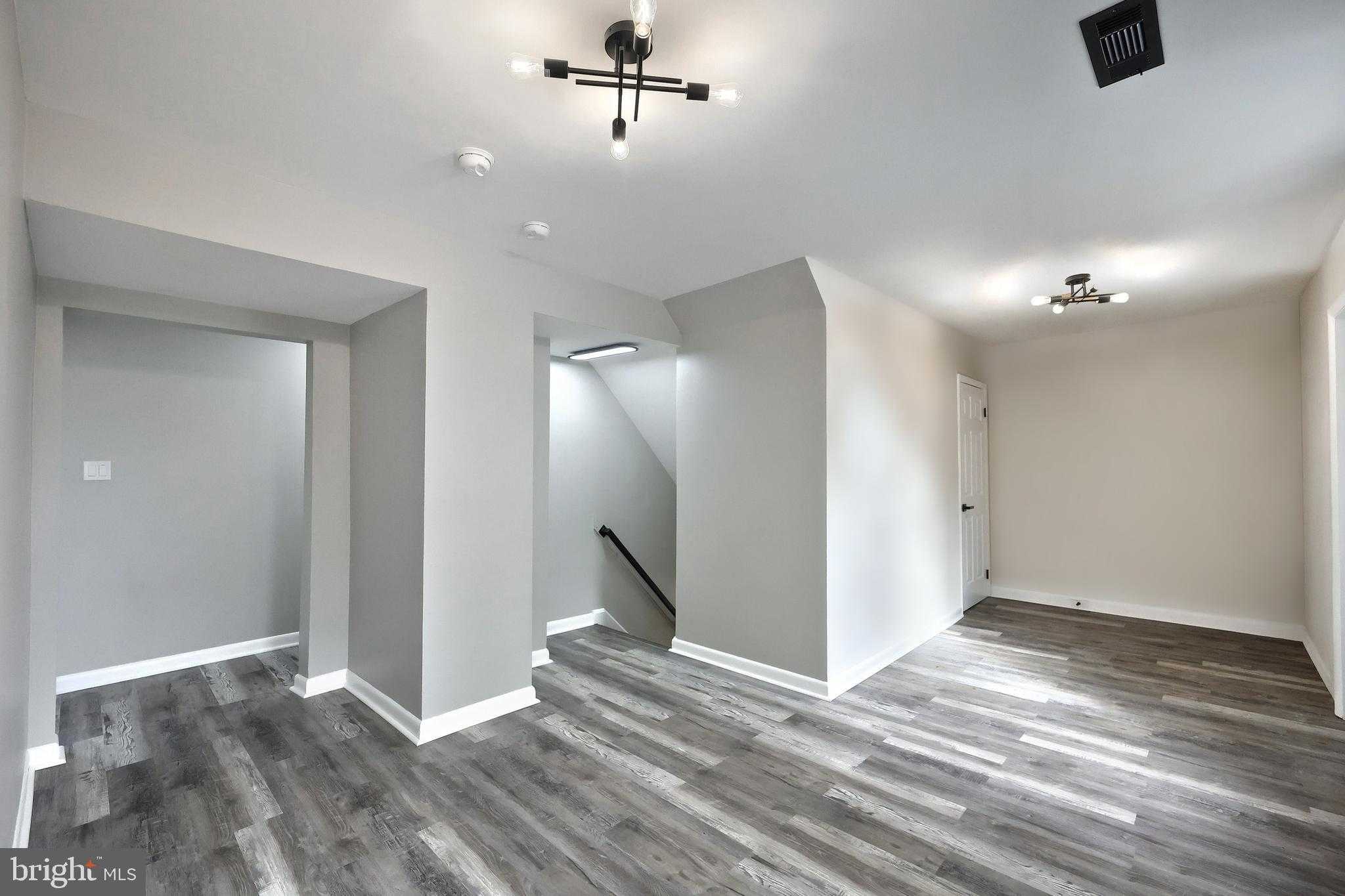 240 E King St photo 2