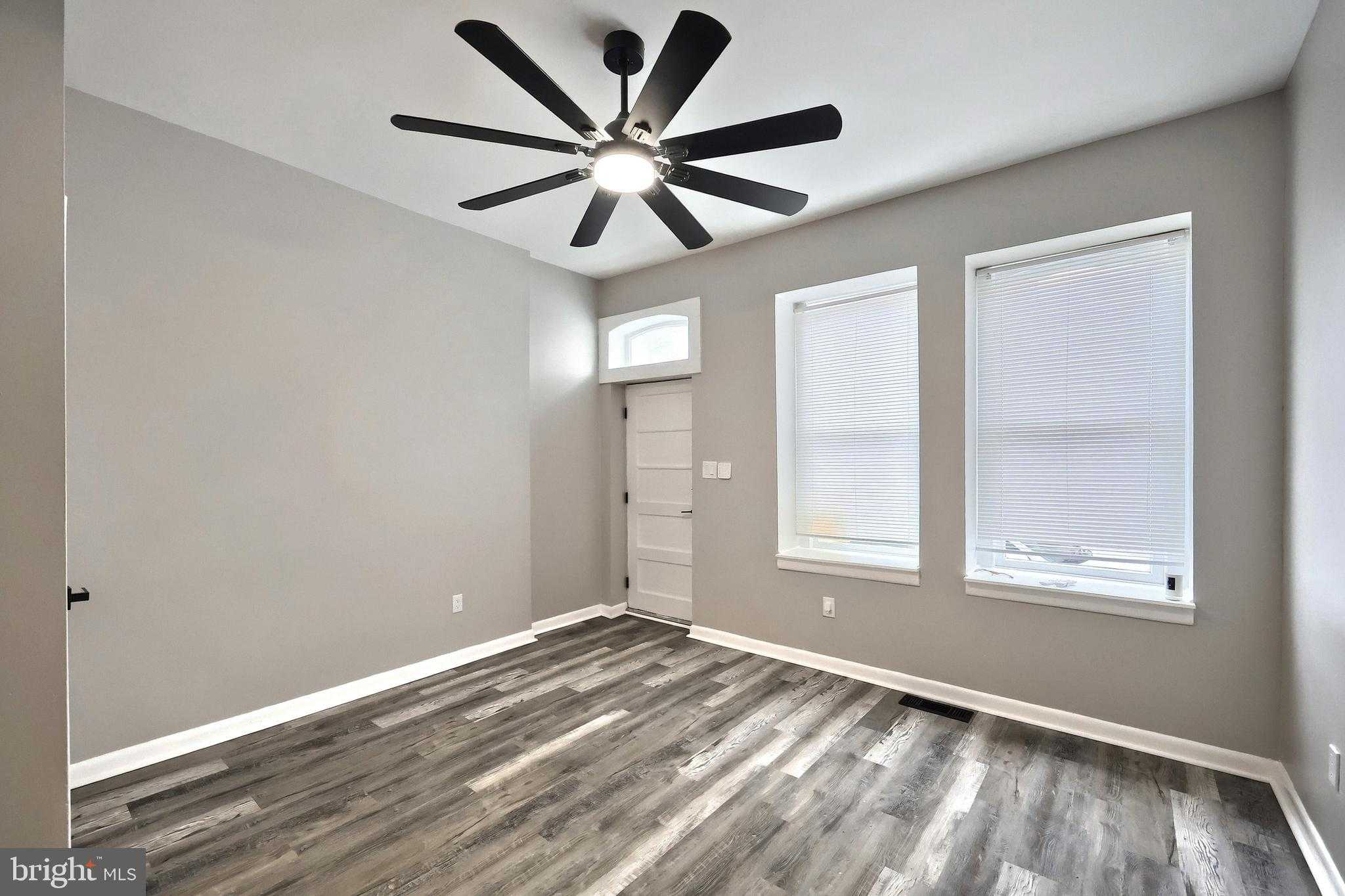 240 E King St photo 20