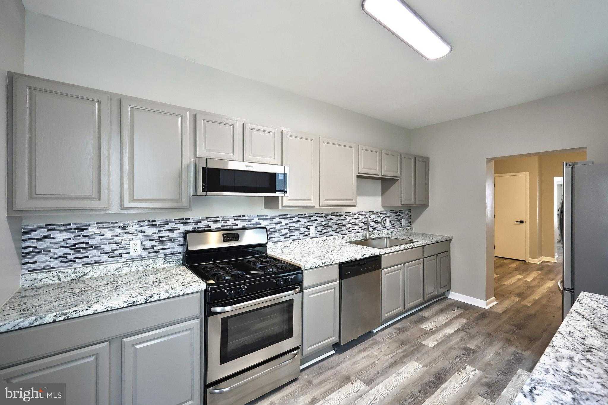 240 E King St photo 24