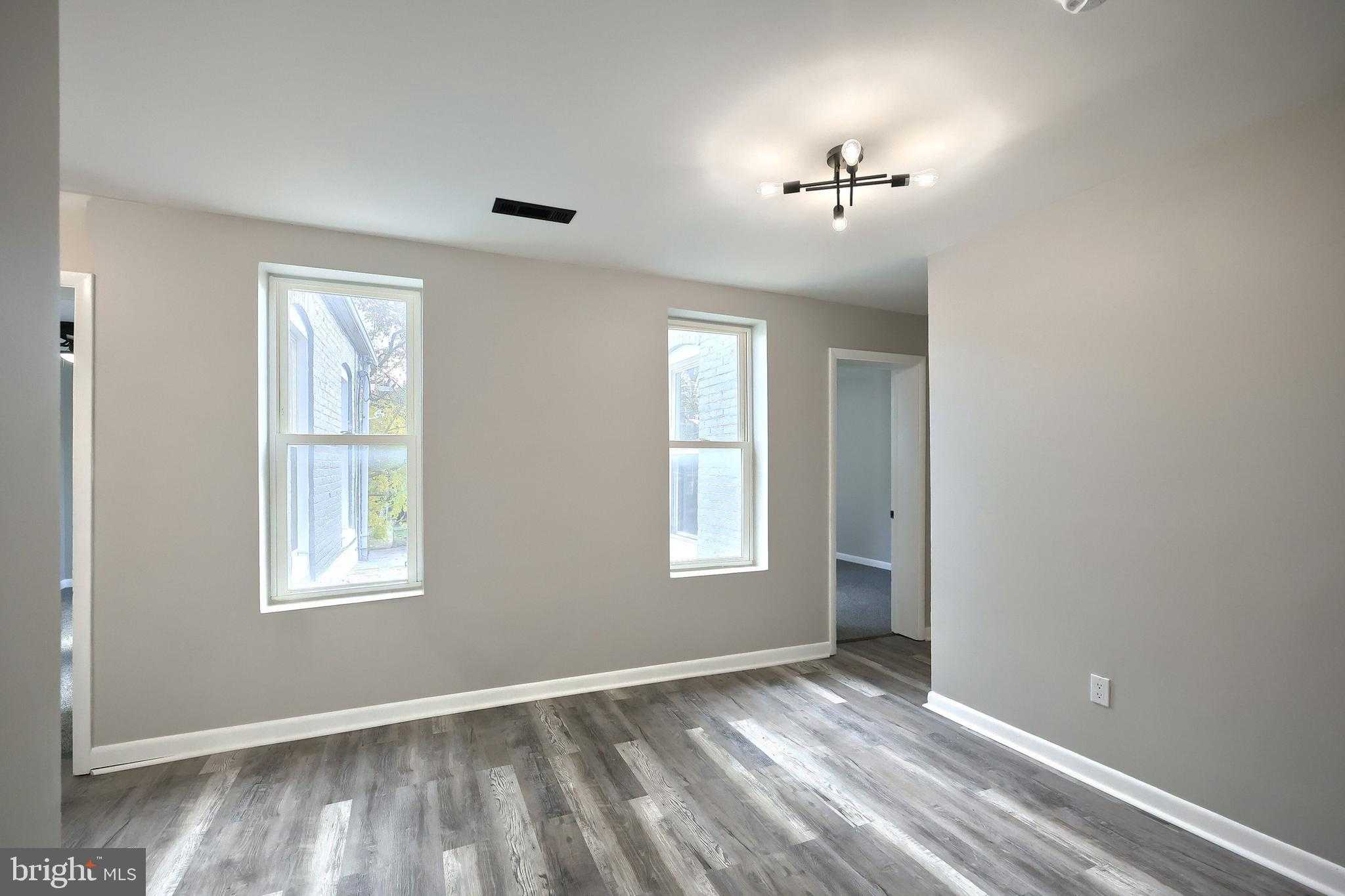 240 E King St photo 29