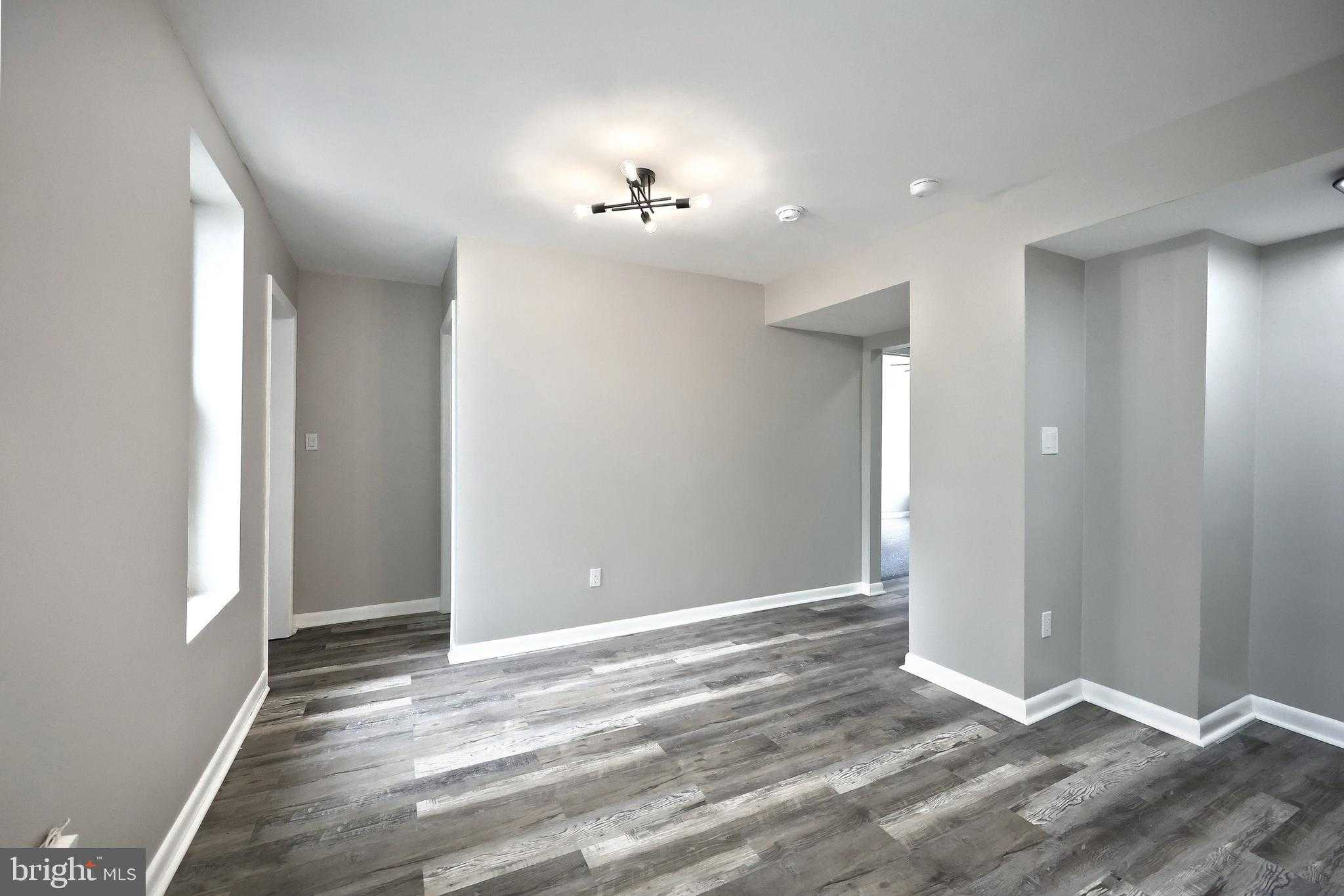 240 E King St photo 30