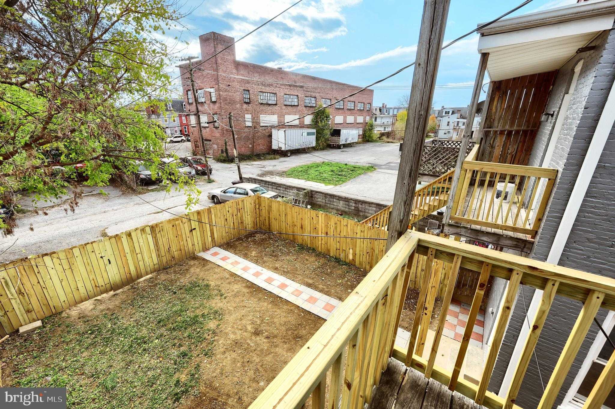 240 E King St photo 32