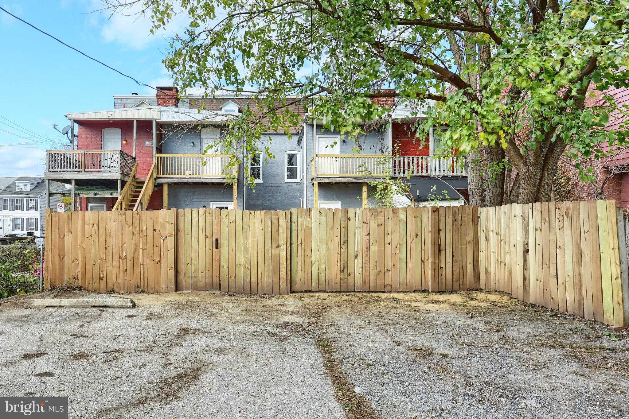 240 E King St photo 34