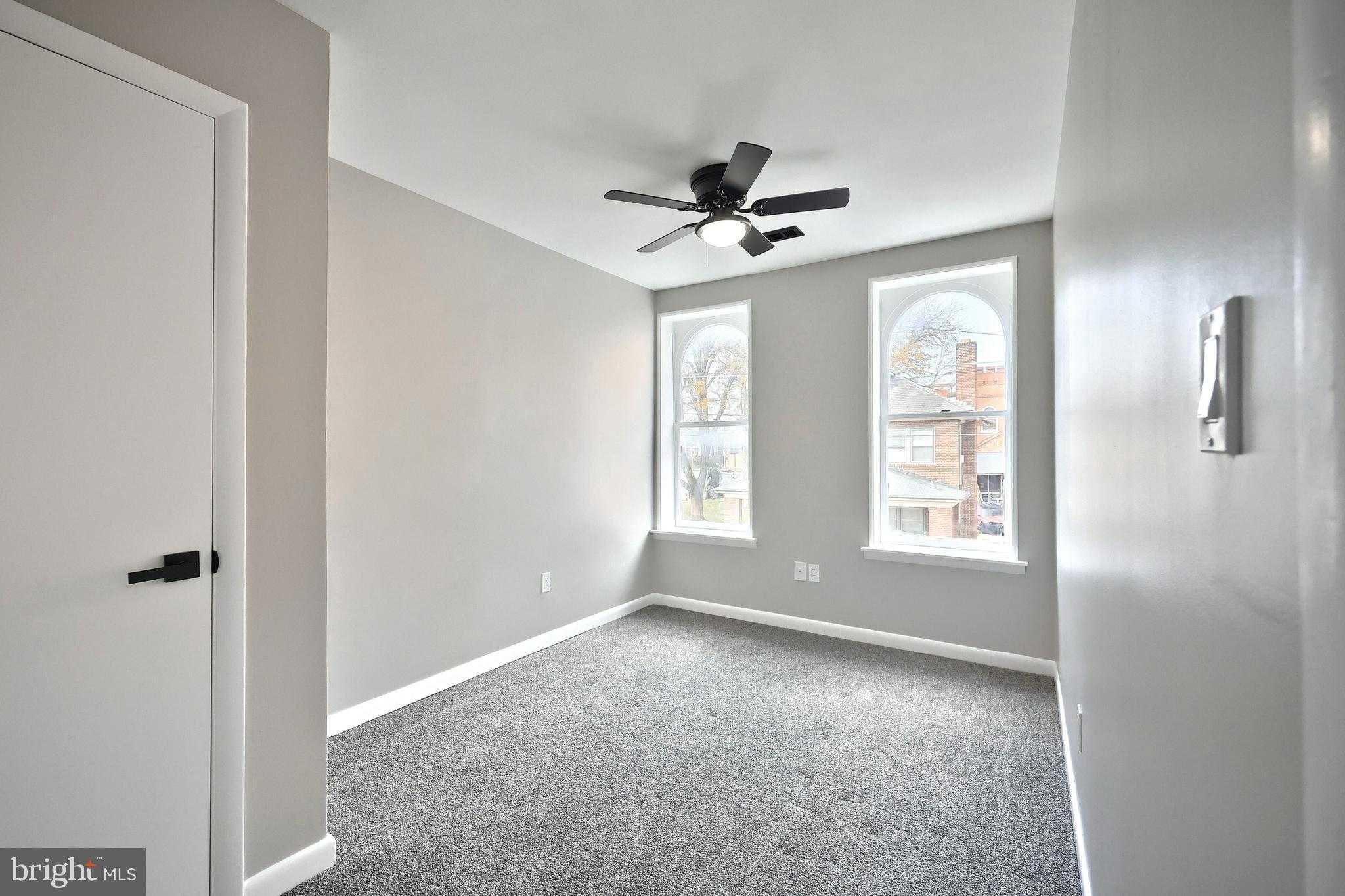 240 E King St photo 7