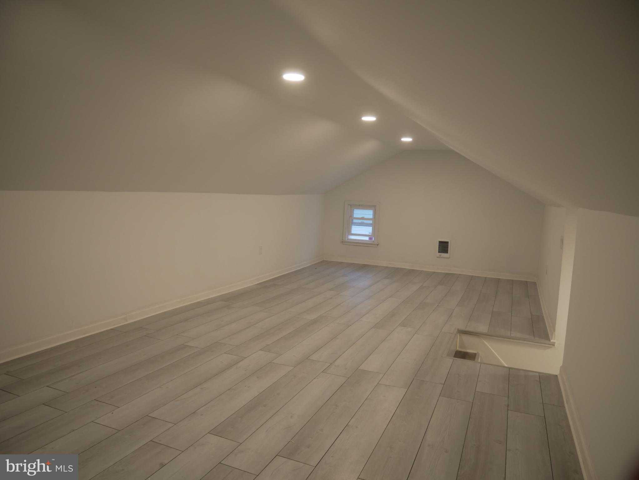 903 W Spruce St photo 32