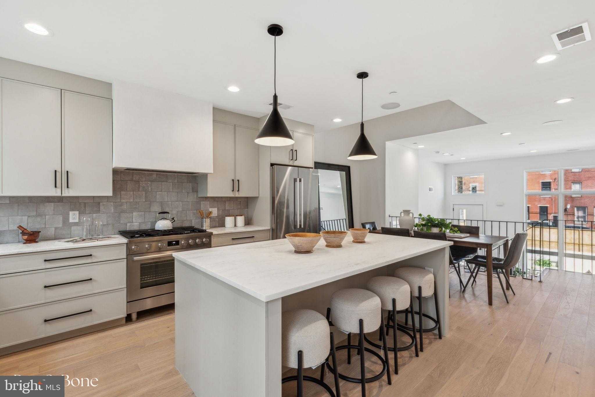 962 N 6th St photo 2