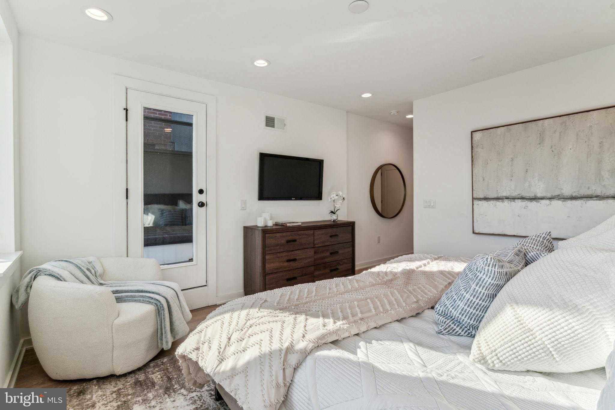 962 N 6th St photo 32